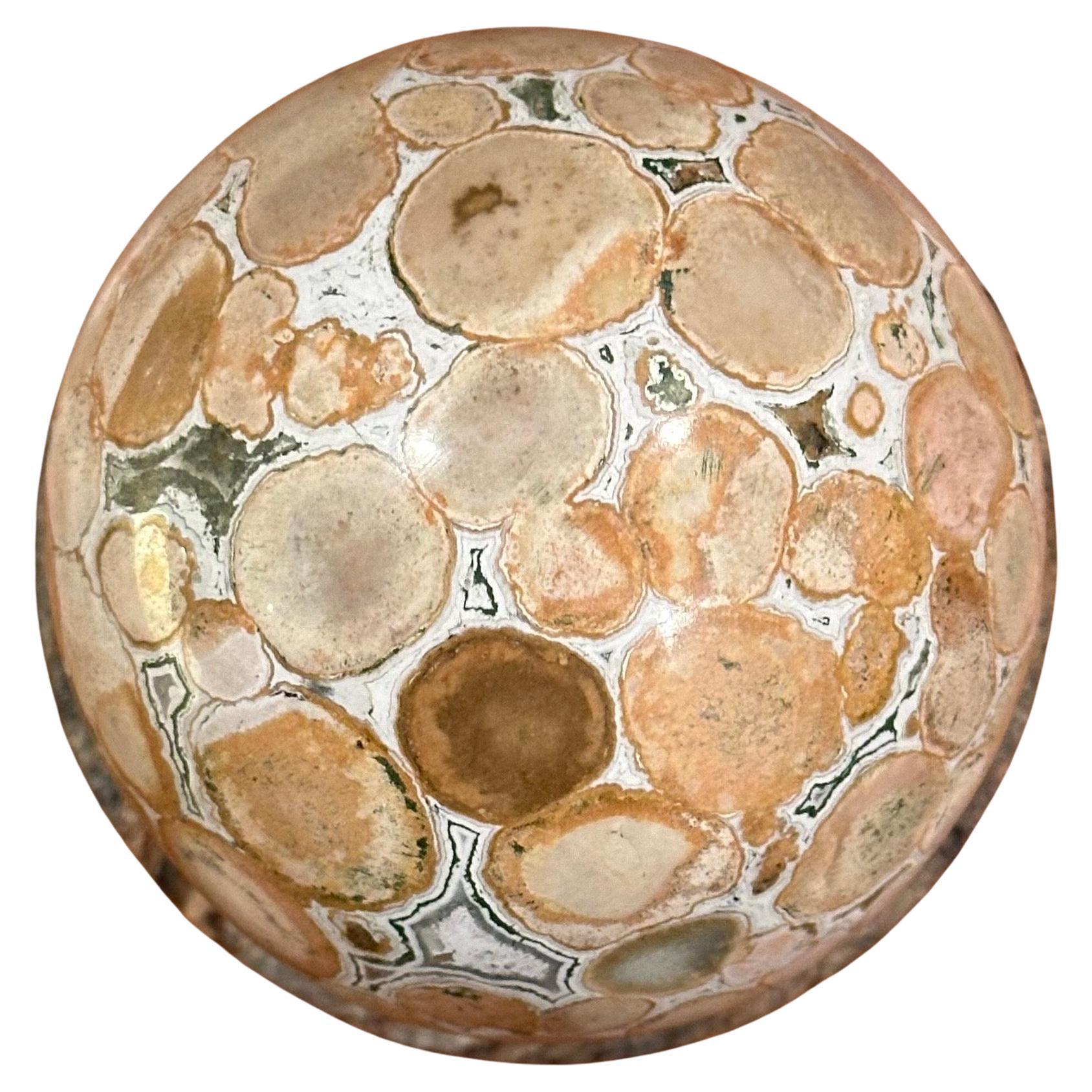 Indien Presse-papiers Grand Tour Orbe en marbre sur base ronde par Theodore Alexander en vente