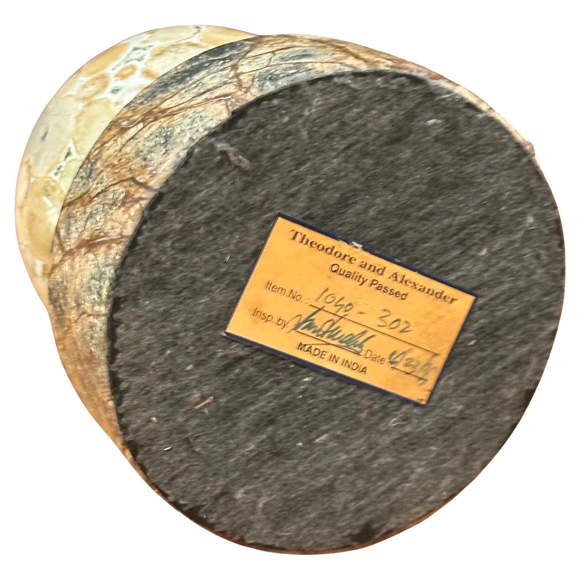 Presse-papiers Grand Tour Orbe en marbre sur base ronde par Theodore Alexander Bon état - En vente à San Diego, CA