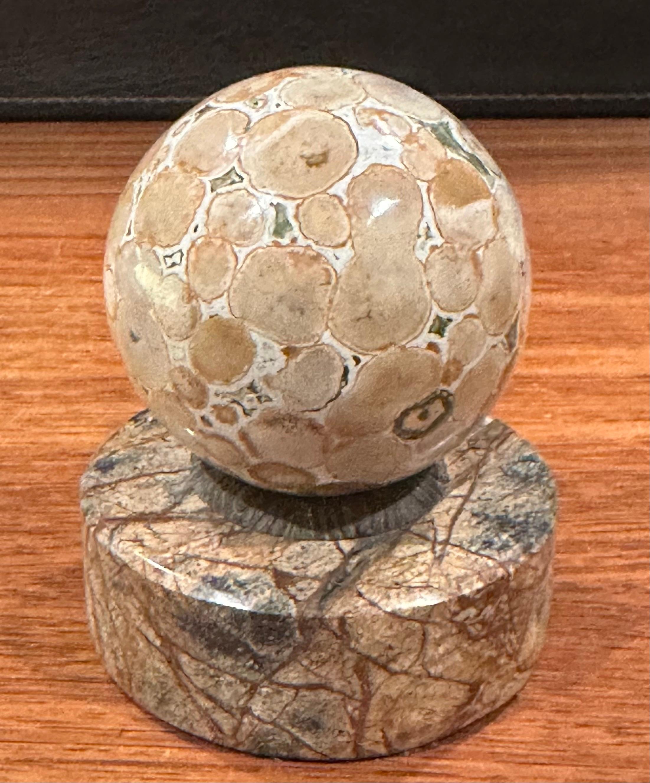 20ième siècle Presse-papiers Grand Tour Orbe en marbre sur base ronde par Theodore Alexander en vente