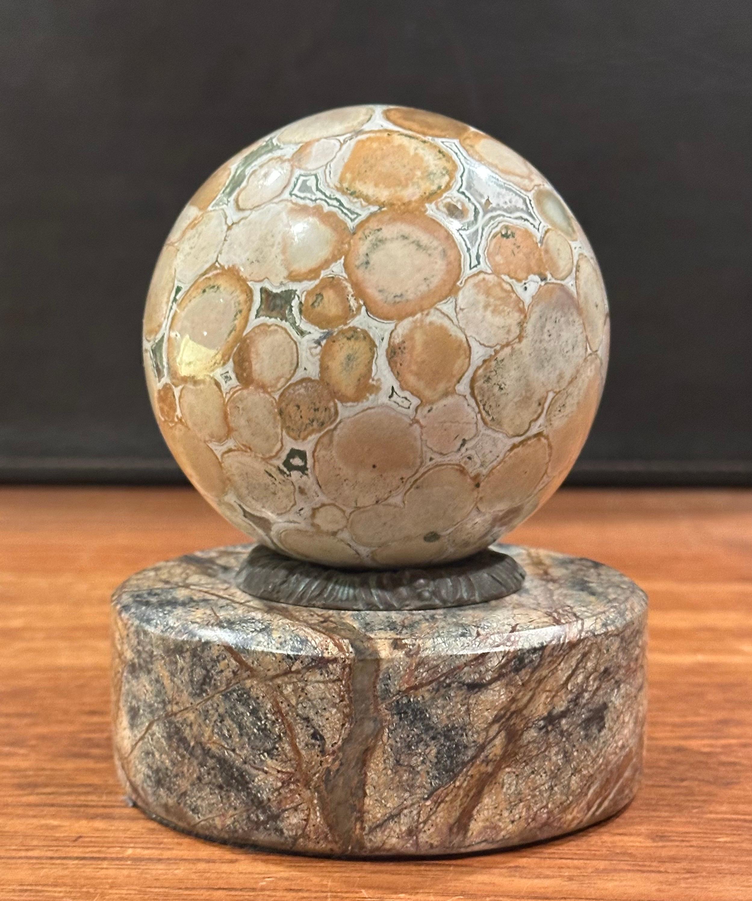 Marbre Presse-papiers Grand Tour Orbe en marbre sur base ronde par Theodore Alexander en vente