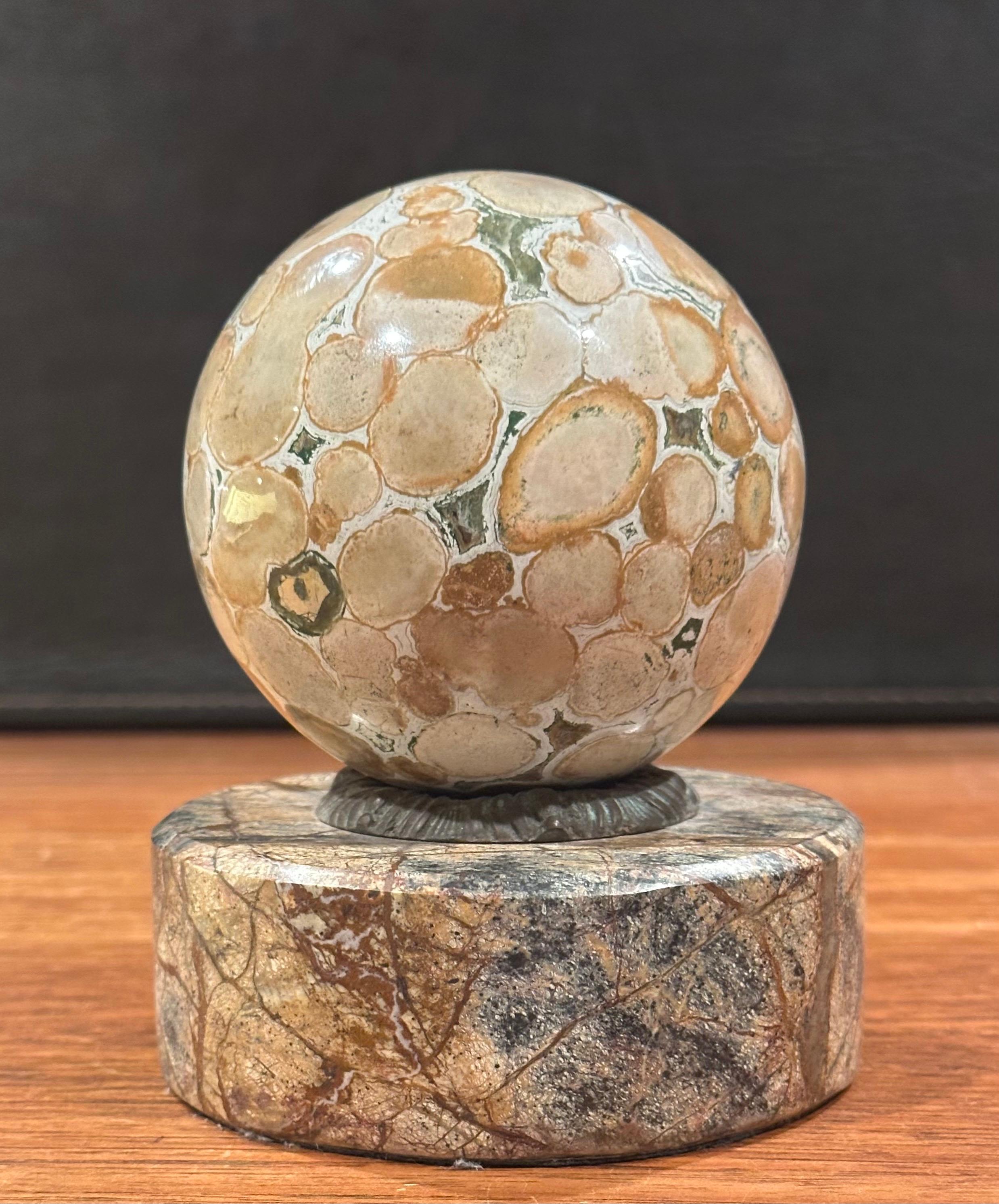 Presse-papiers Grand Tour Orbe en marbre sur base ronde par Theodore Alexander en vente 1