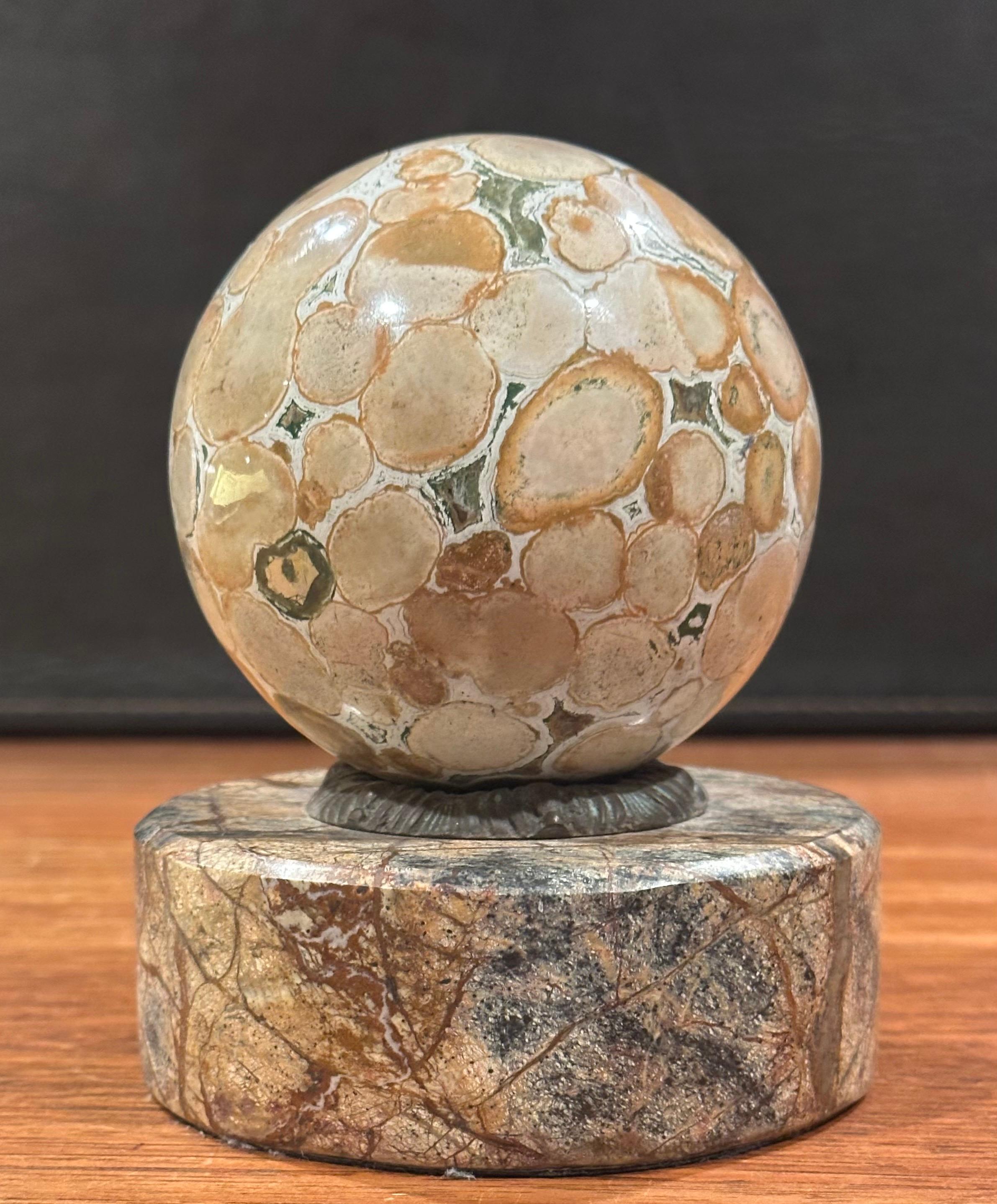 Presse-papiers Grand Tour Orbe en marbre sur base ronde par Theodore Alexander en vente 2