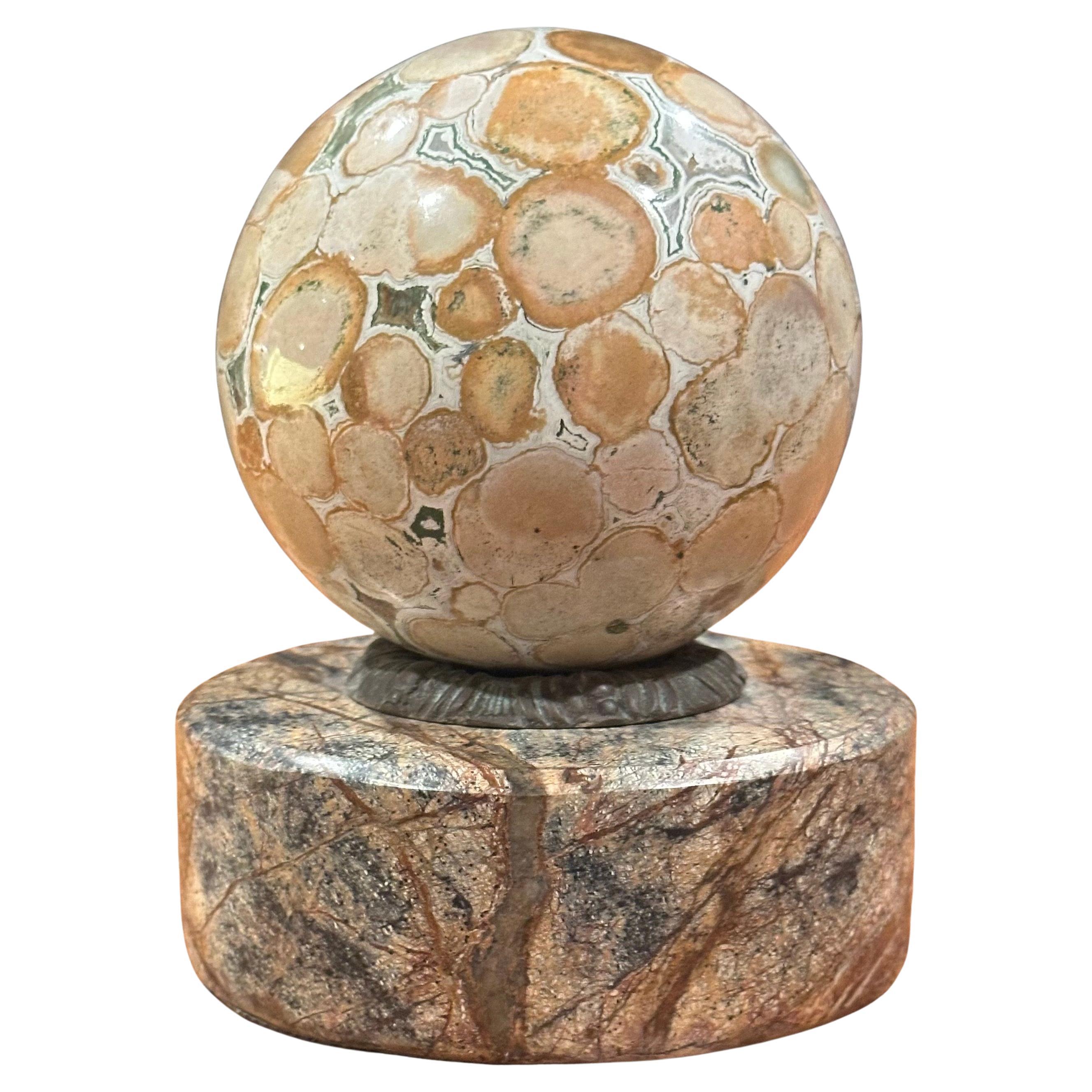 Presse-papiers Grand Tour Orbe en marbre sur base ronde par Theodore Alexander en vente