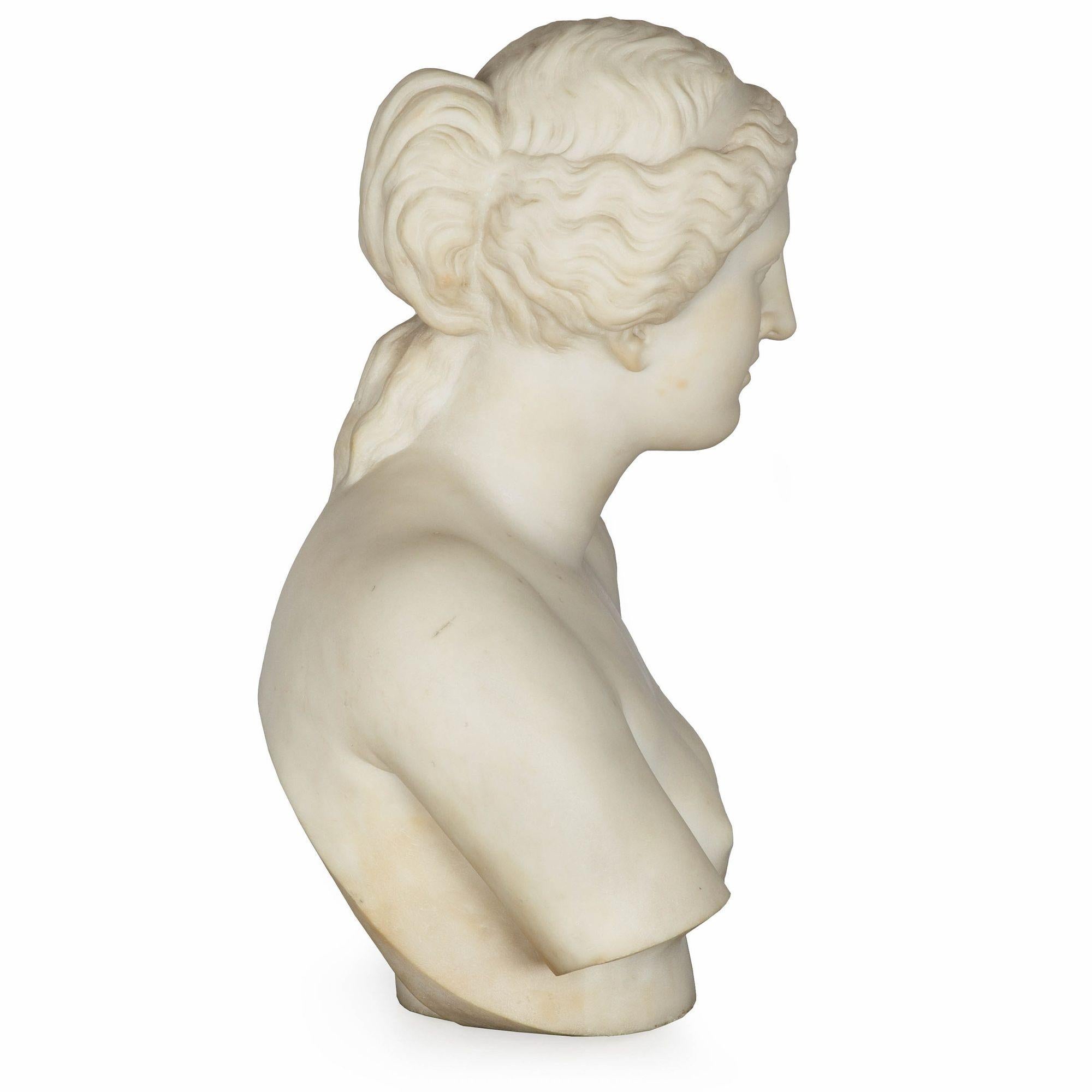 Marmo di Carrara Statua di scultura in marmo Grand Tour Busto di Venere di Milo dopo l'Antico in vendita