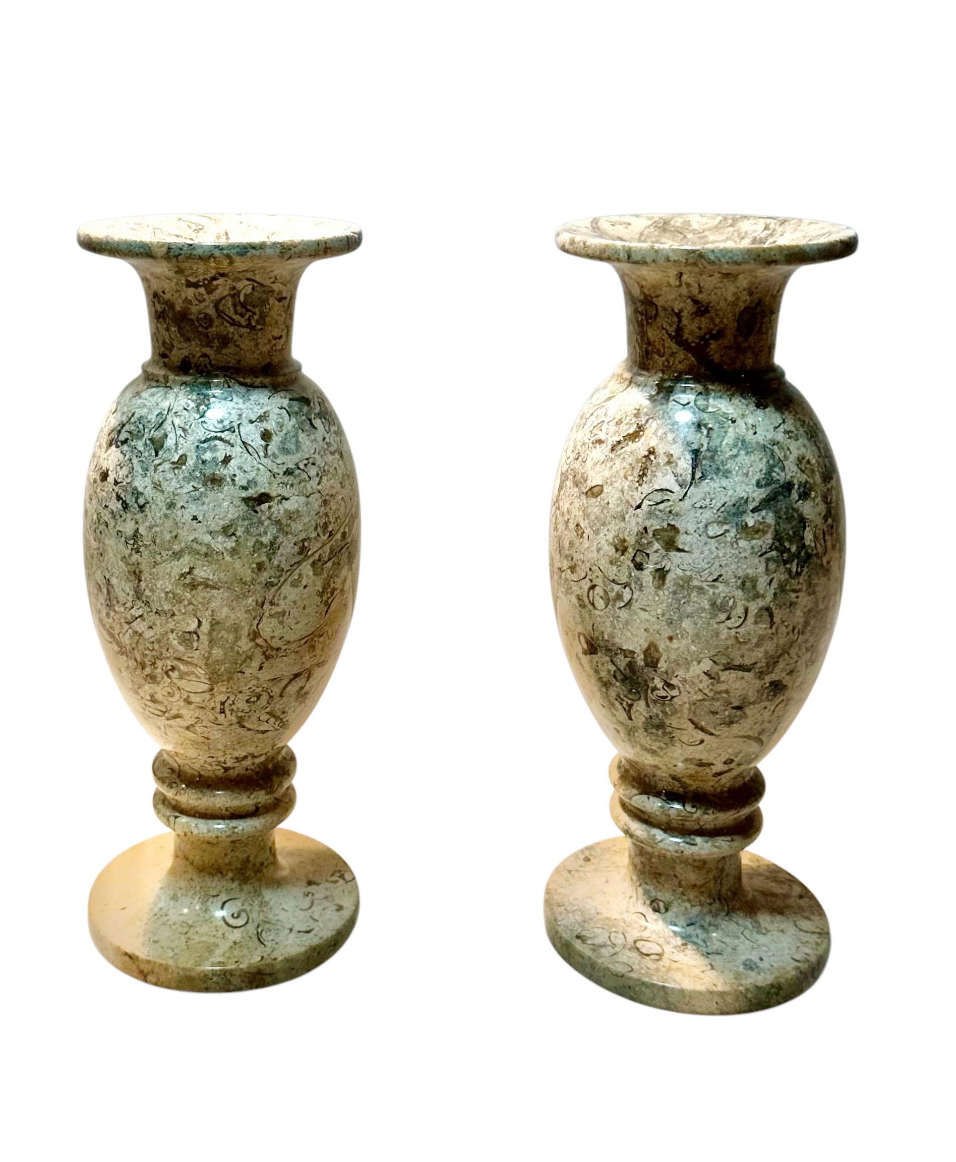 Un par de jarrones de mármol grand tour que también podrían utilizarse como candelabros. Italia, cambio de siglo. 