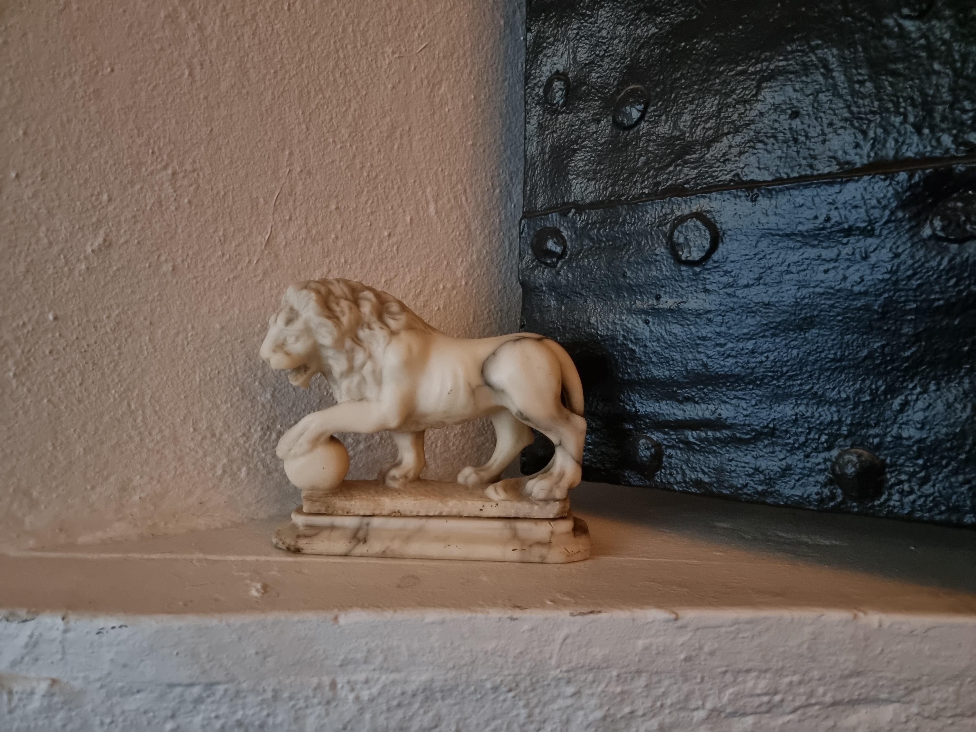 Grand Tour, Medici Lion Sculpture, Alabaster, Late 19th Century In Good Condition In Stockholm, SE