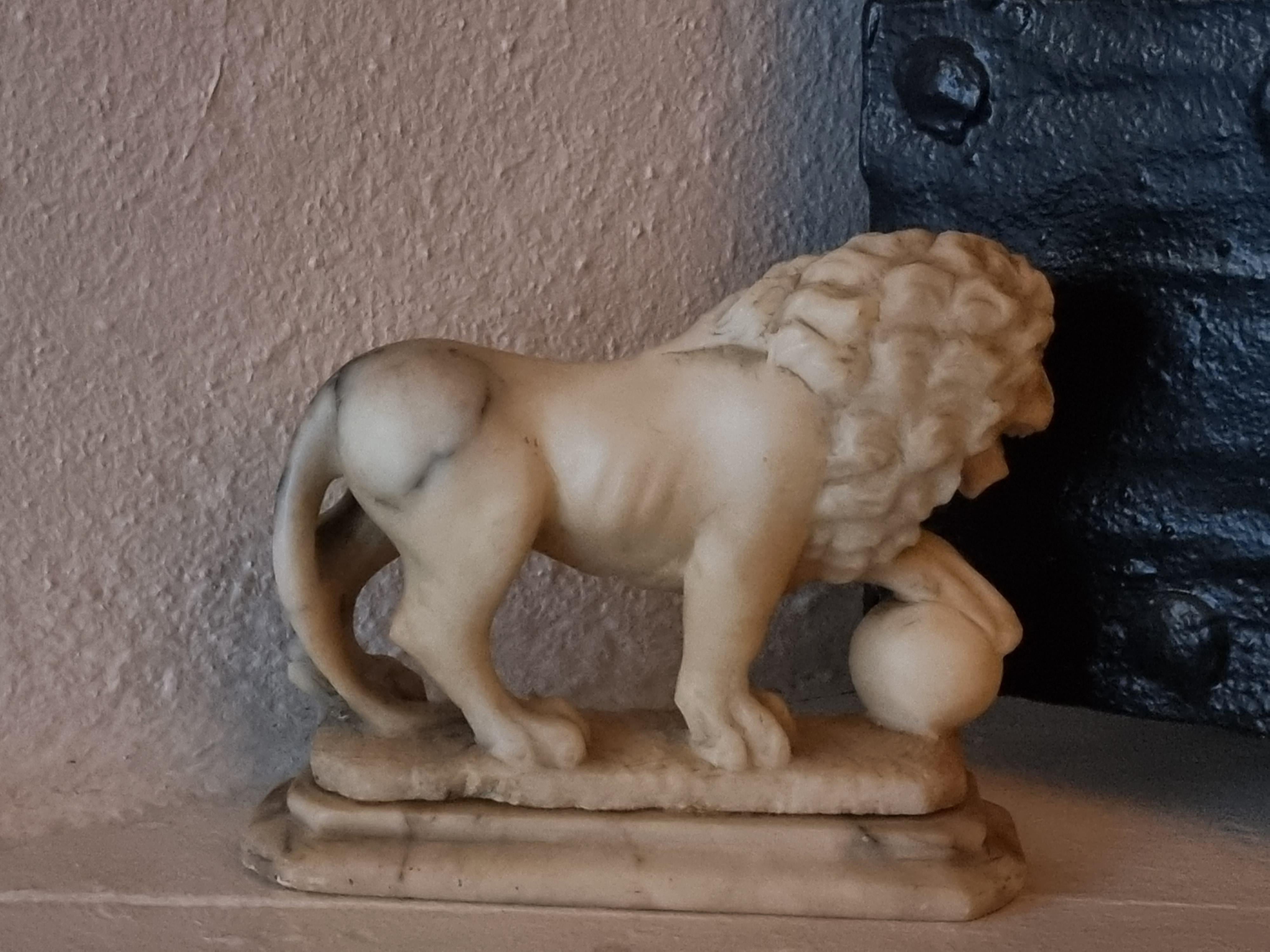 Grand Tour, Medici Lion Sculpture, Alabaster, Late 19th Century 1