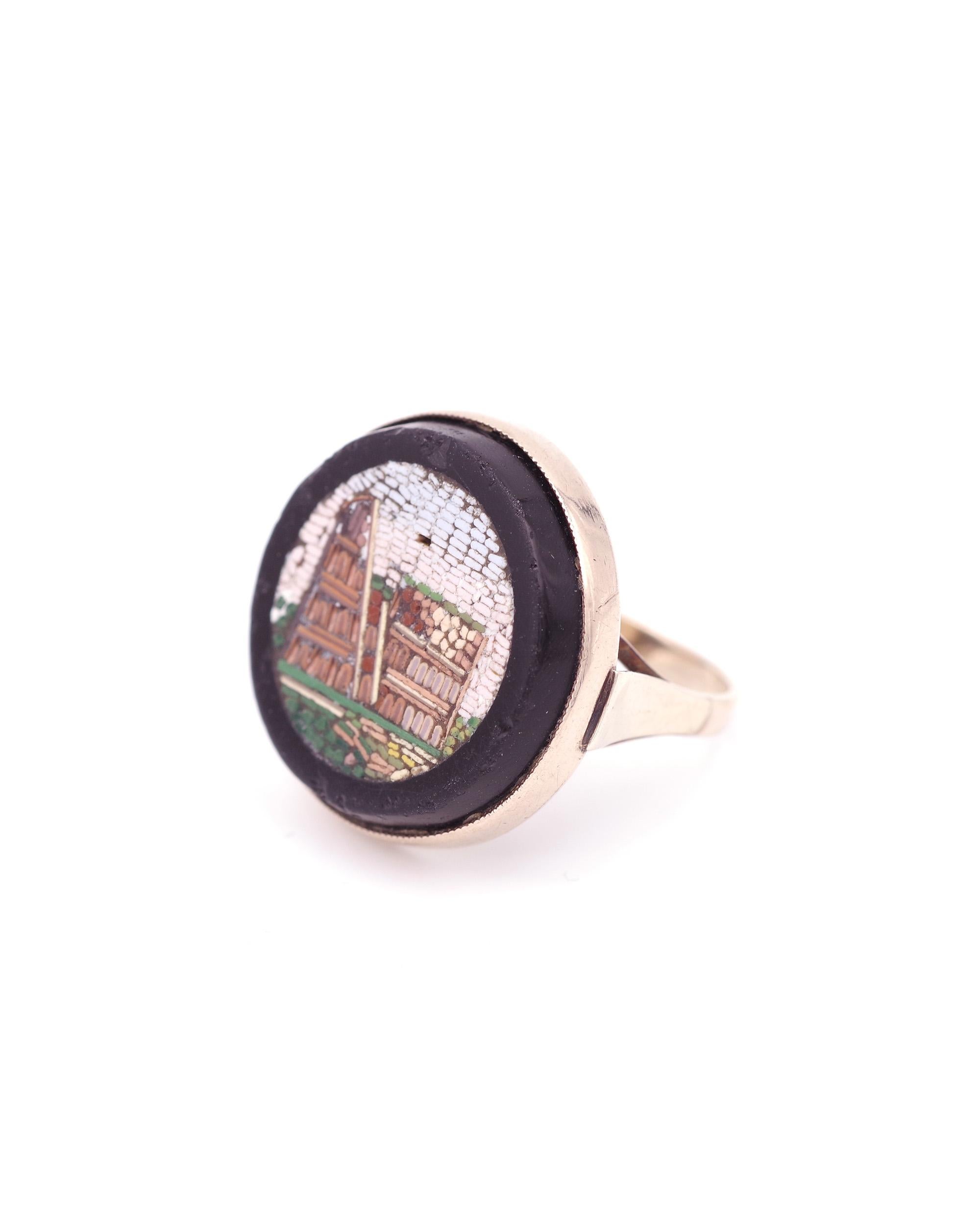 Vittoriano Anello vittoriano Grand Tour a micro-mosaico in oro 9k, Colosseo antico dall'Italia in vendita