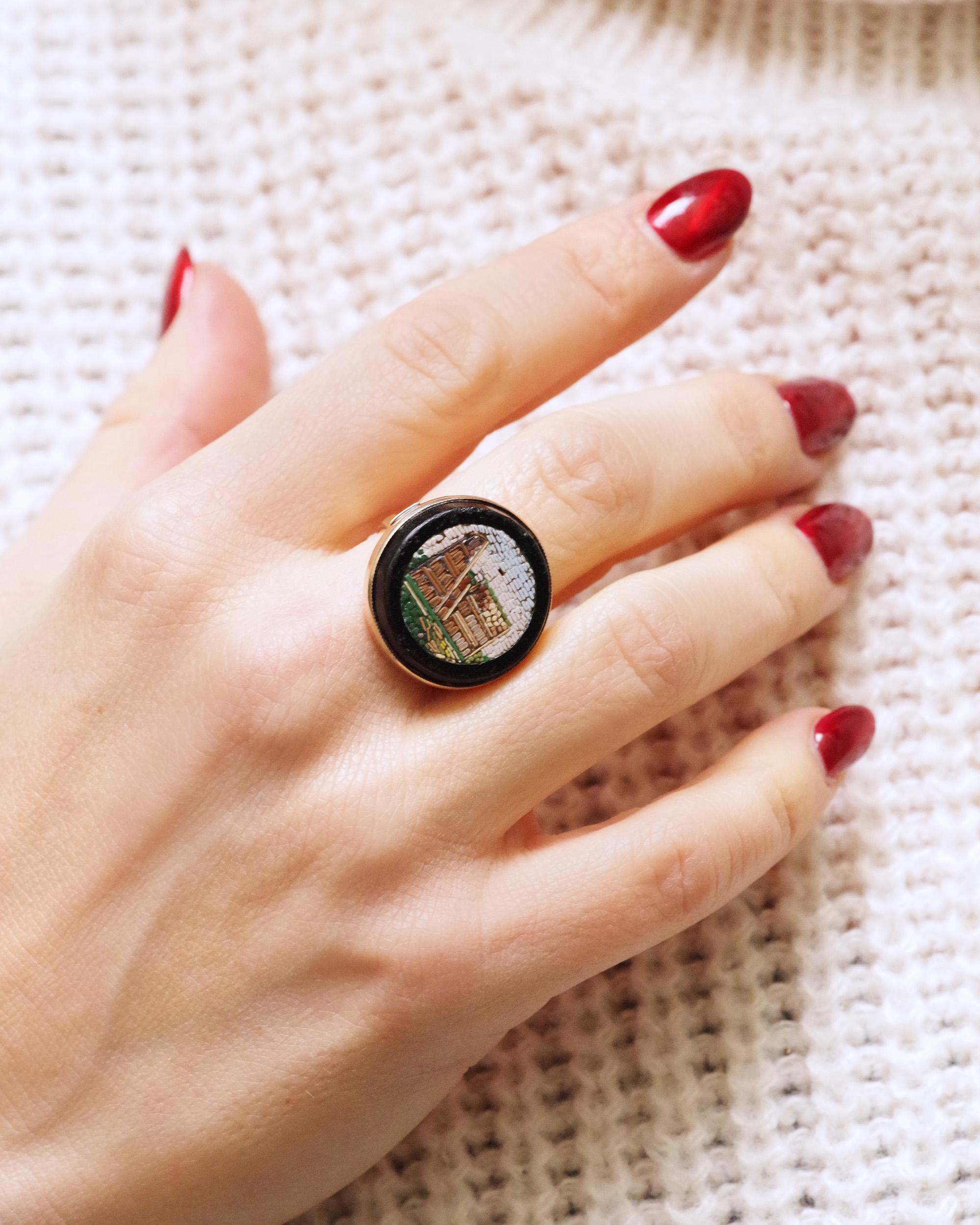 Anello vittoriano Grand Tour a micro-mosaico in oro 9k, Colosseo antico dall'Italia in vendita 1
