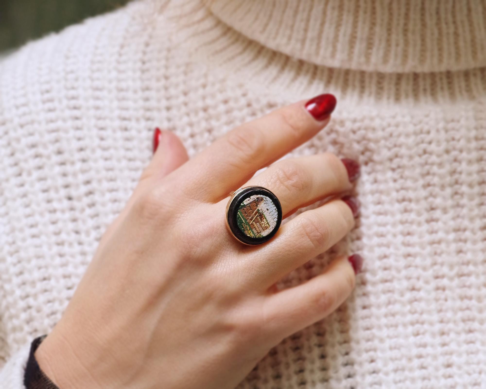 Anello vittoriano Grand Tour a micro-mosaico in oro 9k, Colosseo antico dall'Italia in vendita 2