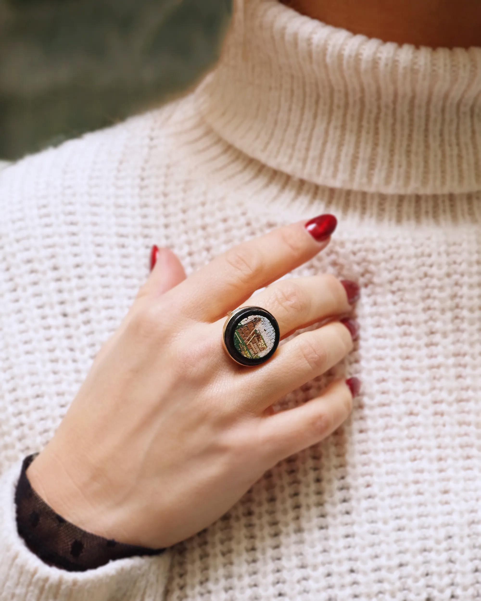 Anello vittoriano Grand Tour a micro-mosaico in oro 9k, Colosseo antico dall'Italia in vendita 3