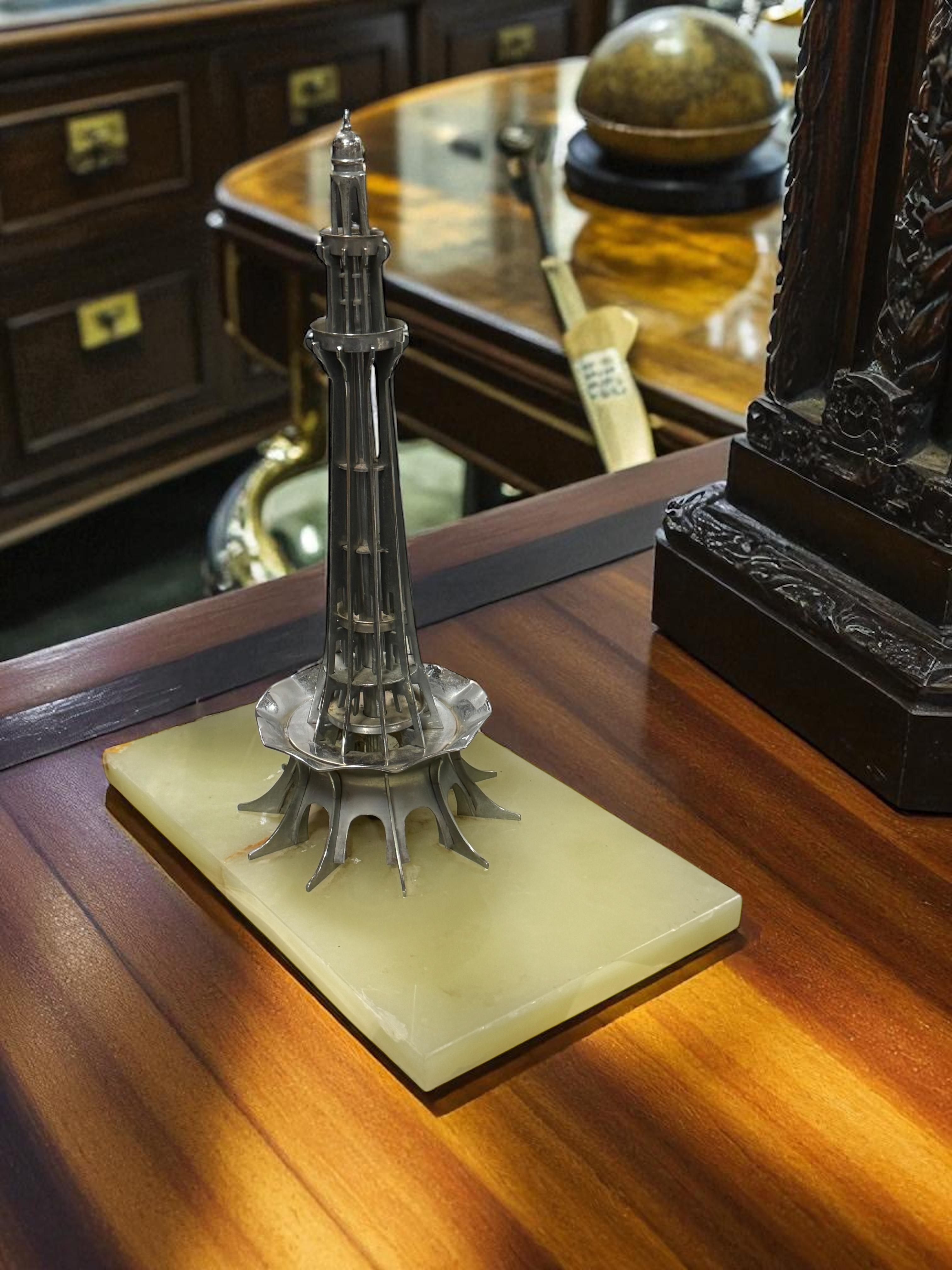 Grand Tour Minar e Pakistan Model Tower Statue Marble Base 1970s en vente 7