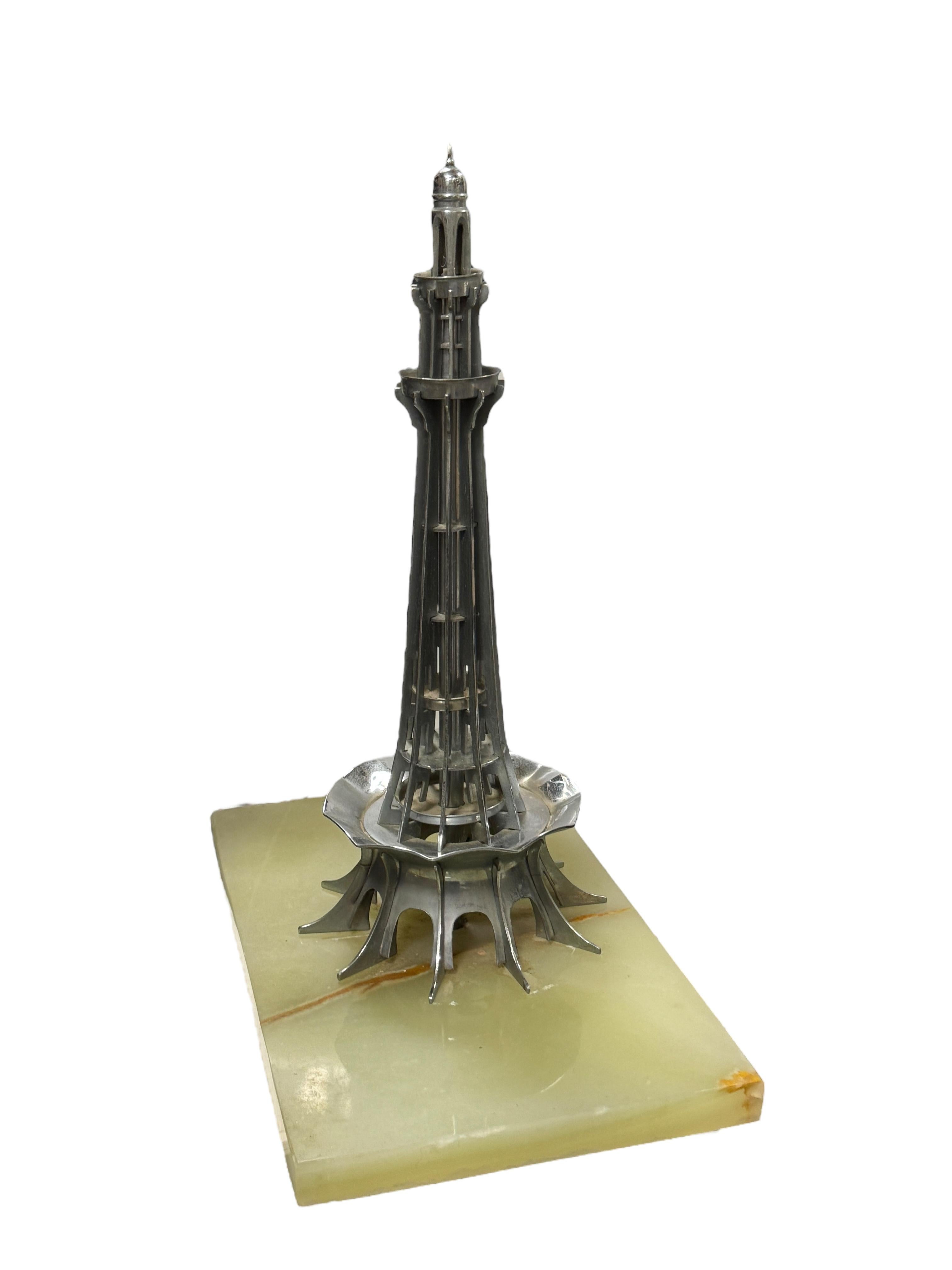 Un souvenir décoratif de la statue de la sculpture du bâtiment. Une certaine usure avec une belle patine, mais c'est de l'ancien. Fabriqué en métal et sur une base en marbre. Cet objet a été acheté comme souvenir lors du Grand Tour de quelqu'un,