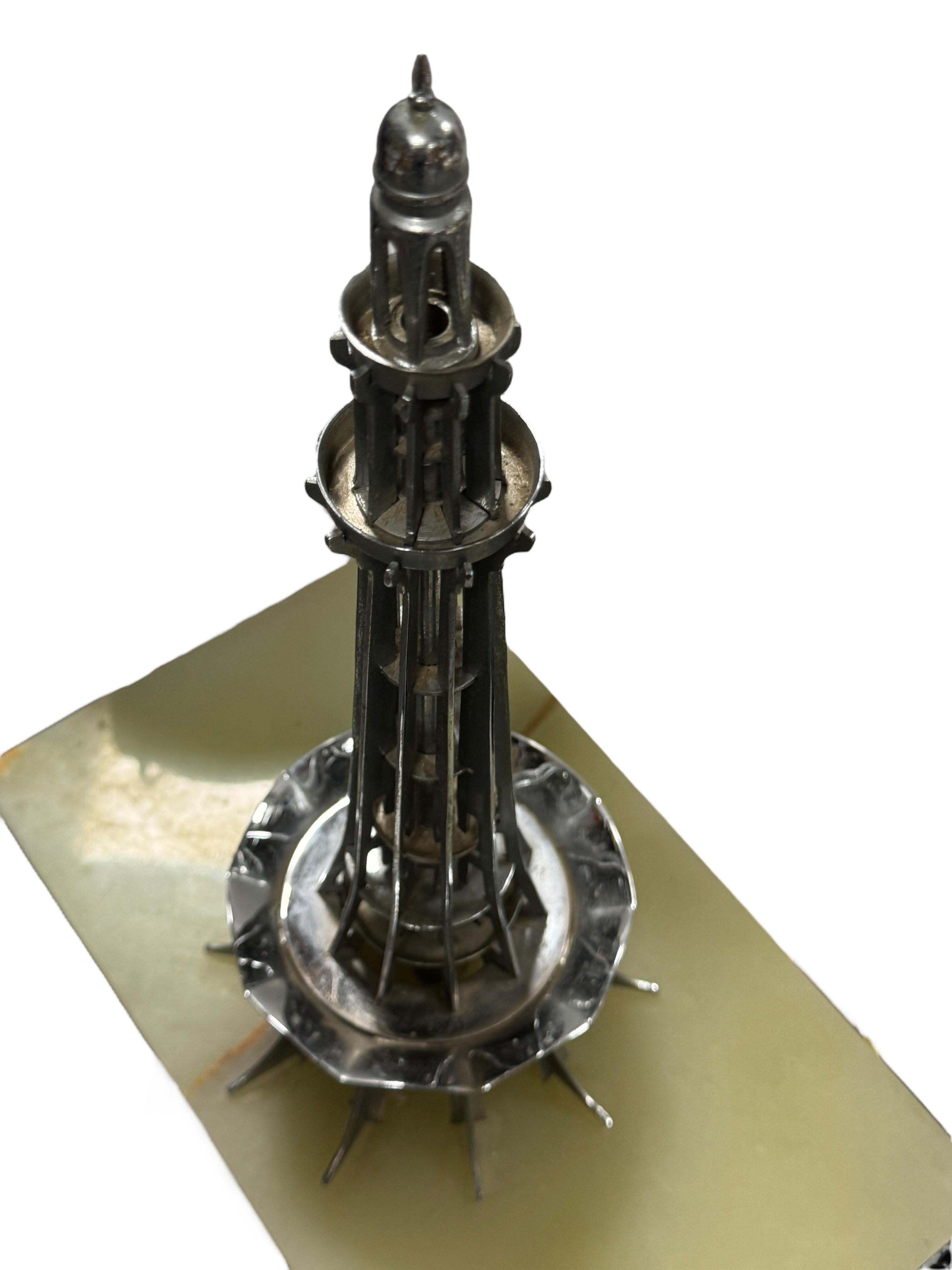 Grand Tour Minar e Pakistan Model Tower Statue Marble Base 1970s Bon état - En vente à Nuernberg, DE