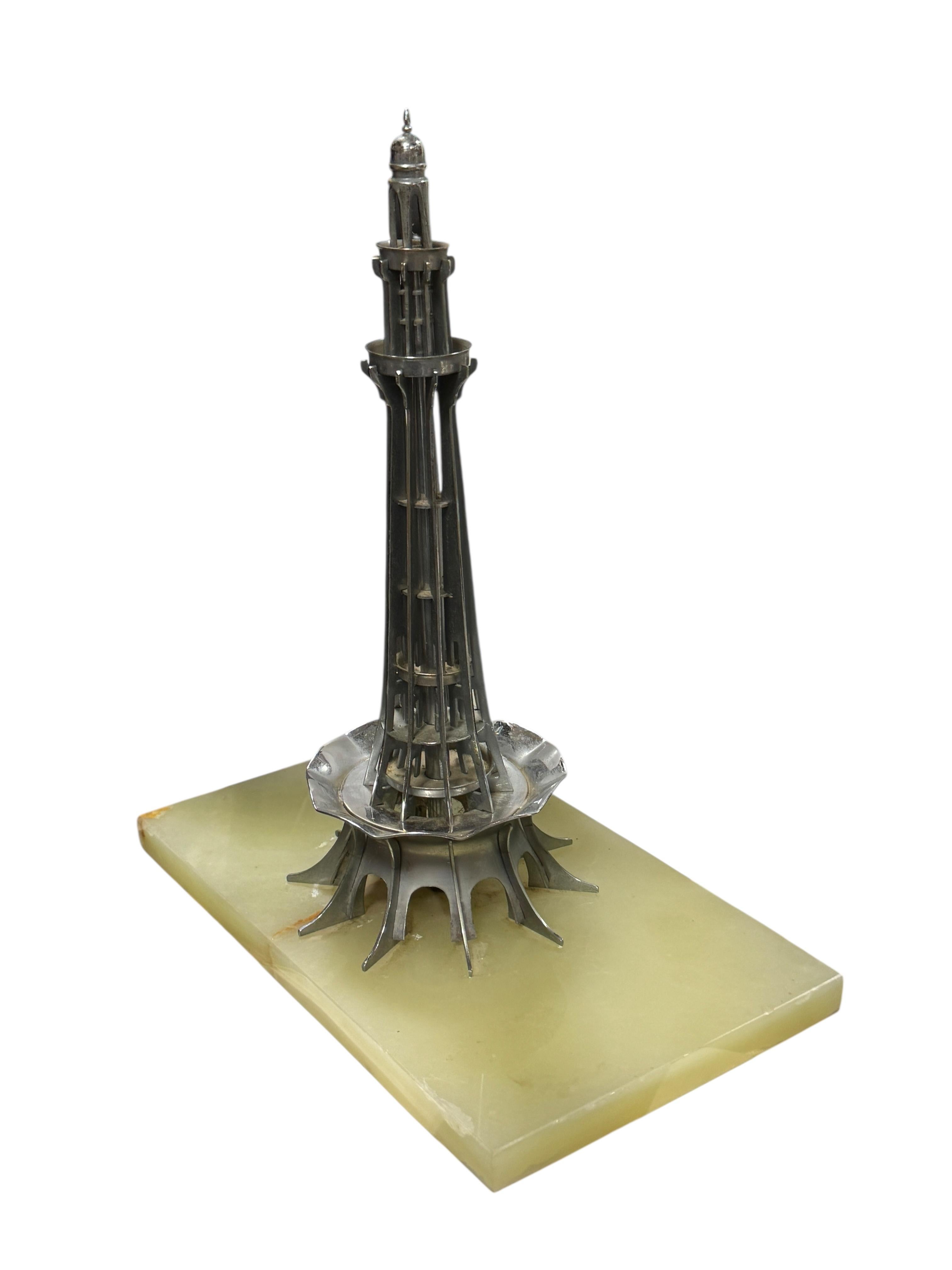 Fin du 20e siècle Grand Tour Minar e Pakistan Model Tower Statue Marble Base 1970s en vente