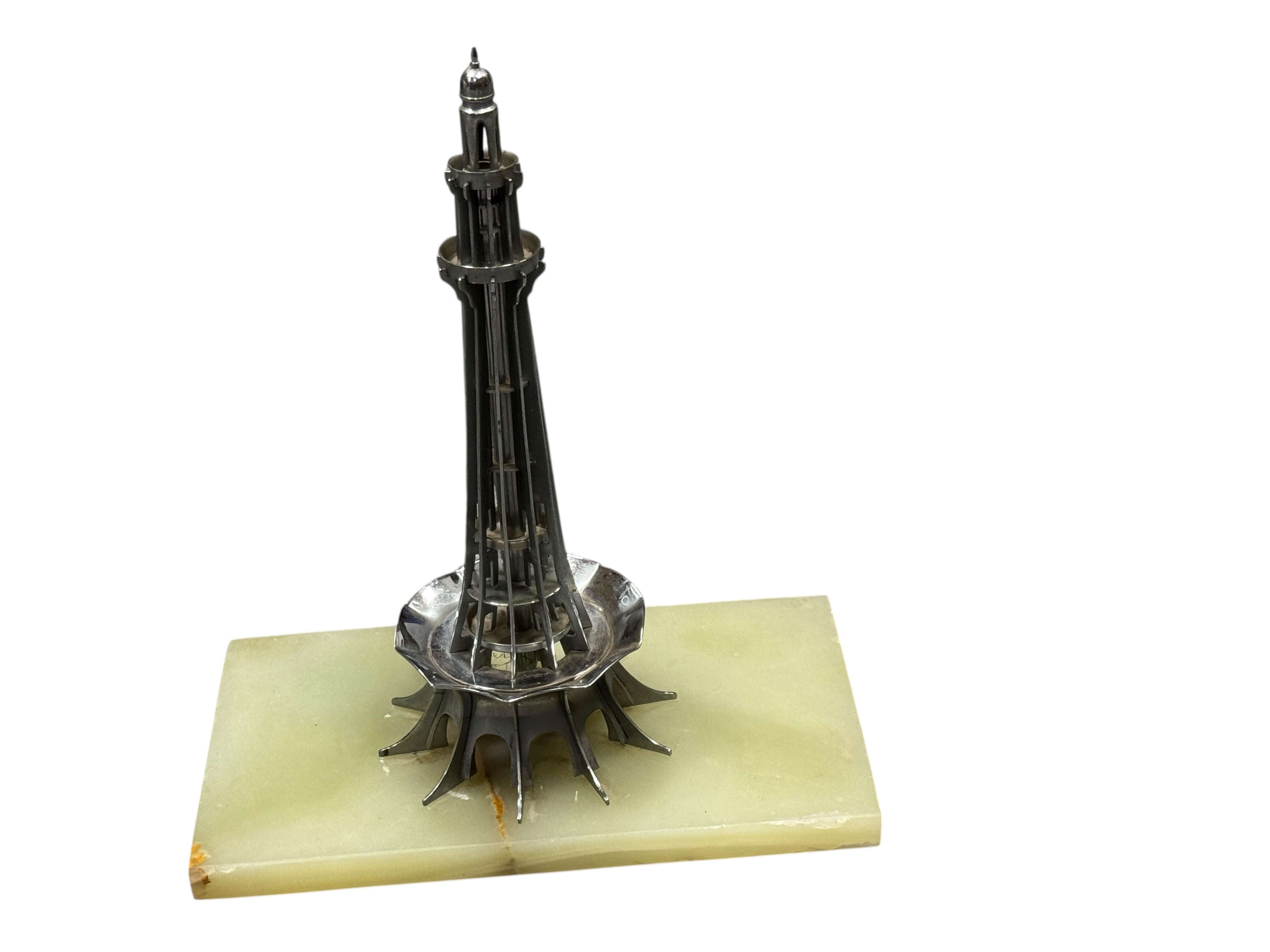Grand Tour Minar e Pakistan Model Tower Statue Marble Base 1970s en vente 1