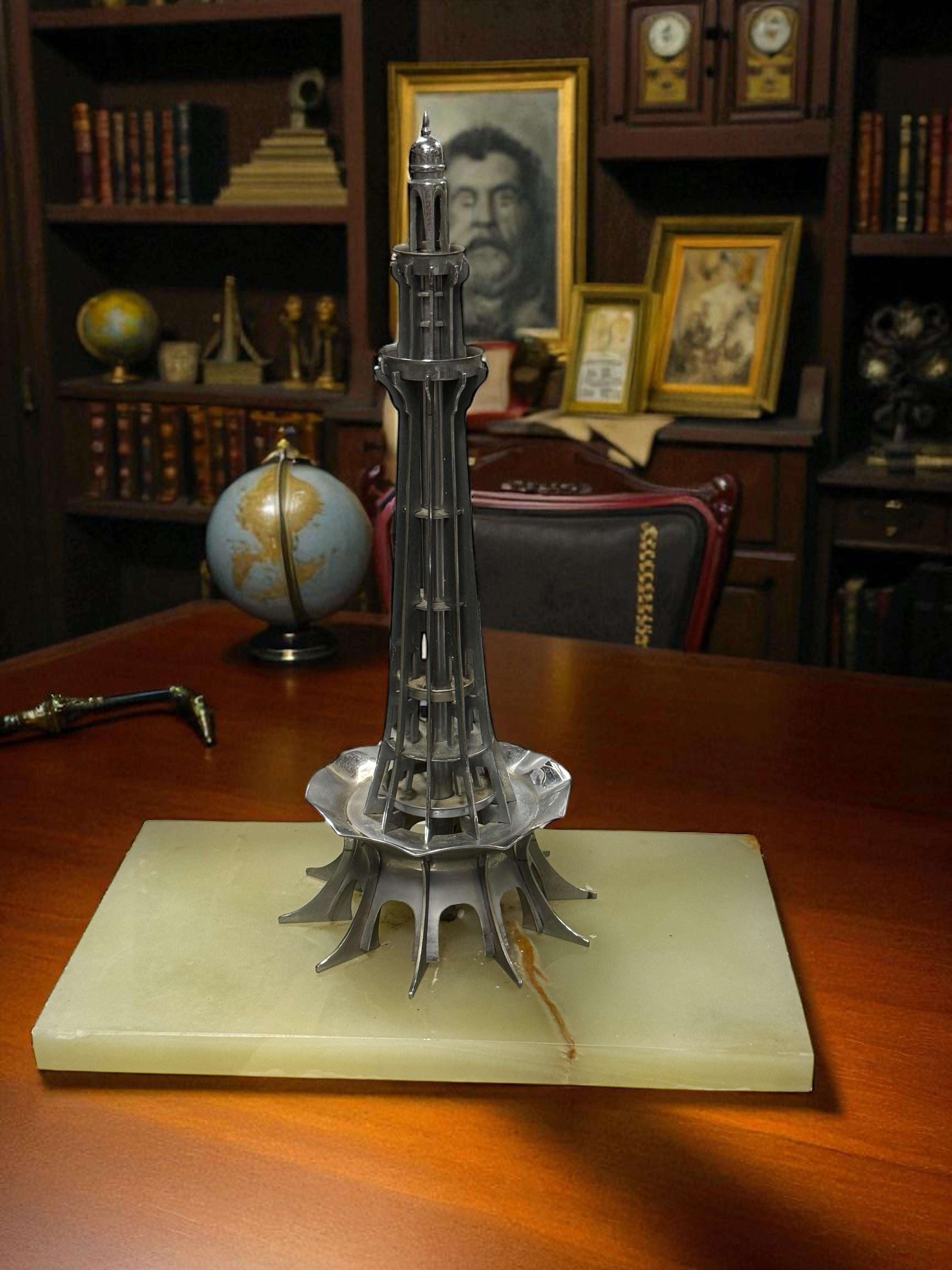 Grand Tour Minar e Pakistan Model Tower Statue Marble Base 1970s en vente 2