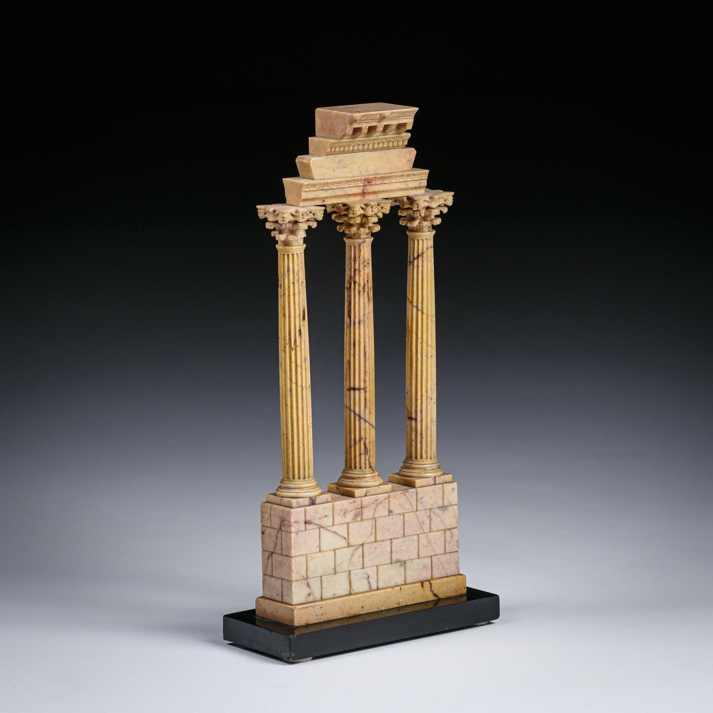 Modèle Grand Tour du Temple de Castor et de Pollux en Giallo Antico Bon état - En vente à Pease pottage, West Sussex