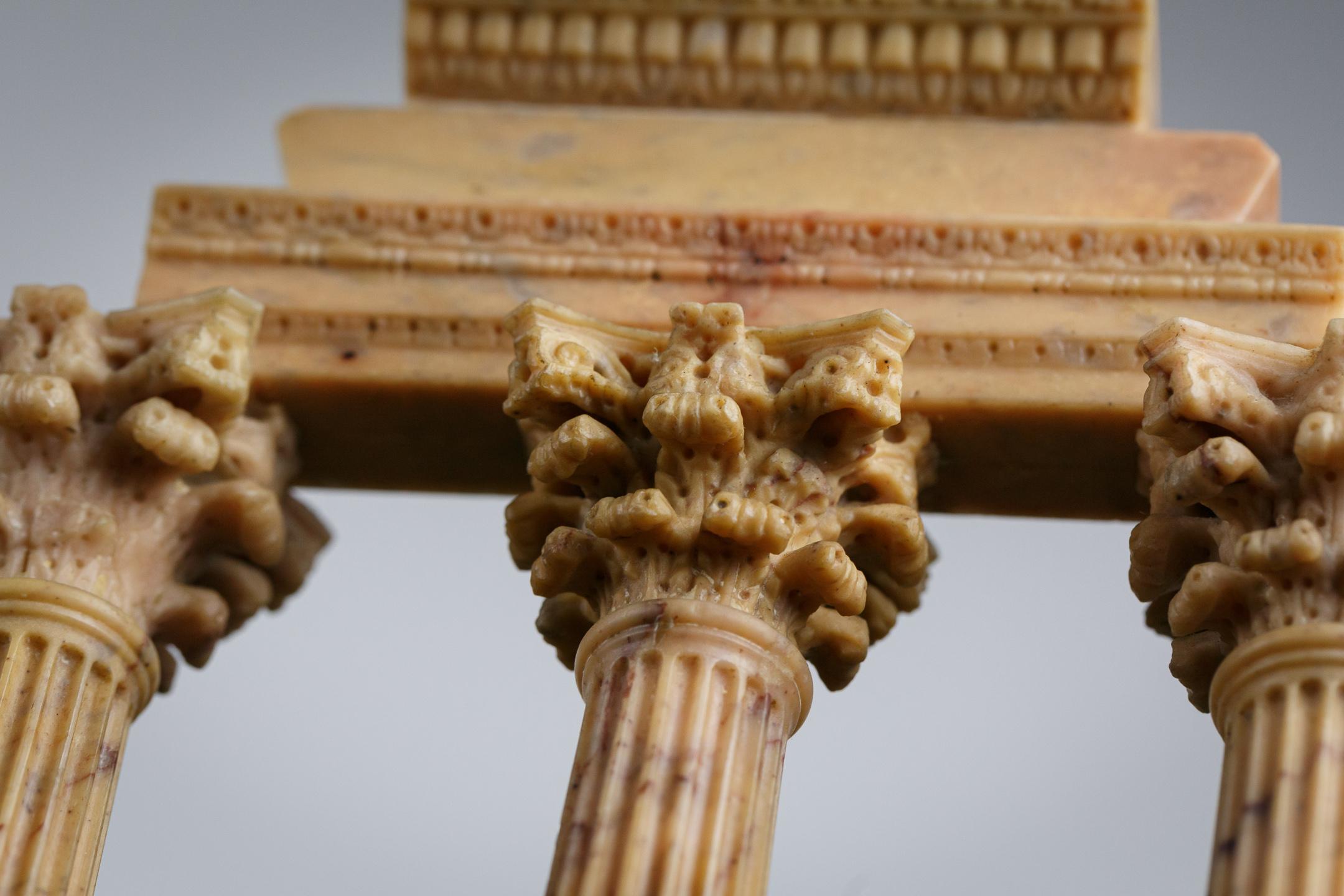 Modèle Grand Tour du Temple de Castor et de Pollux en Giallo Antico en vente 1