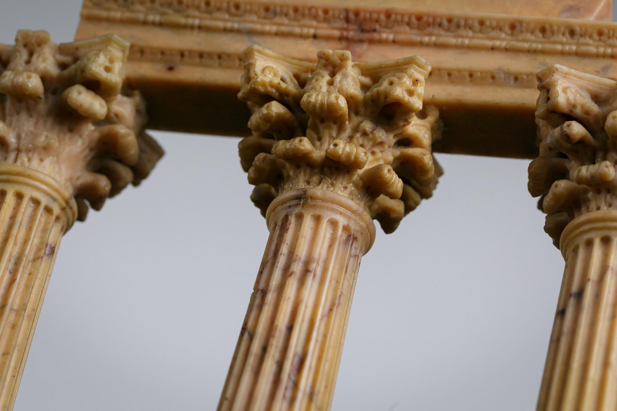 Modèle Grand Tour du Temple de Castor et de Pollux en Giallo Antico en vente 2