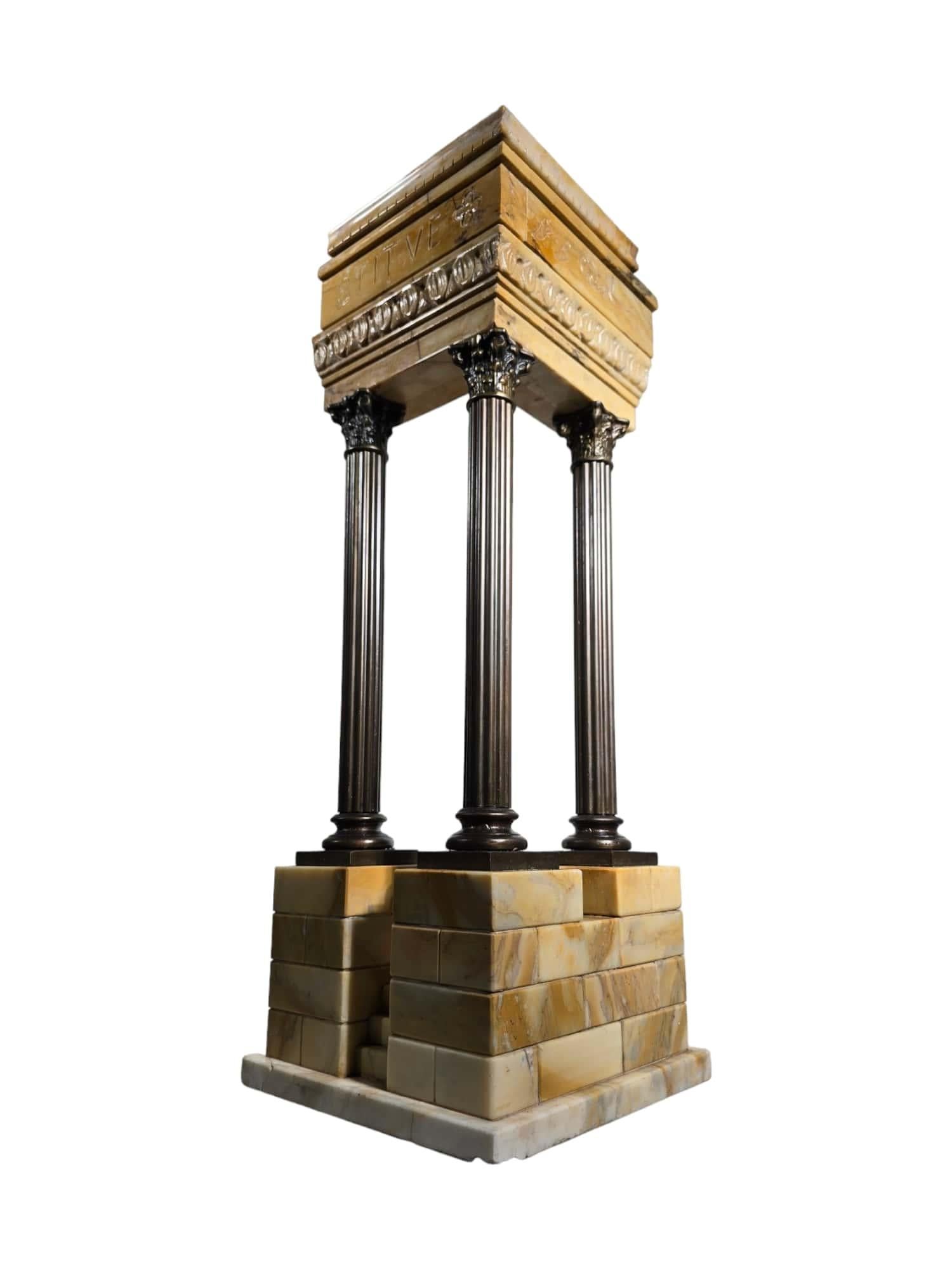 Modèle Grand Tour du temple de Vépasian en marbre antique de Giallo en vente 8