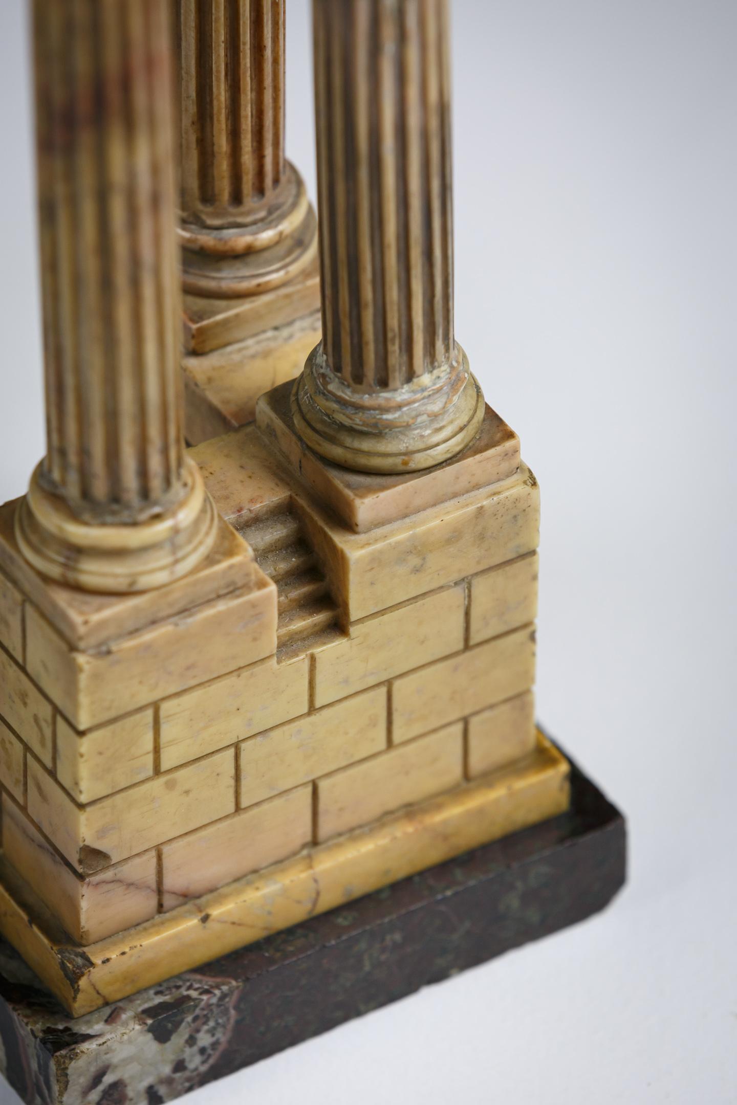 Modèle de tour du temple de Vépasian en marbre antique de Giallo en vente 4