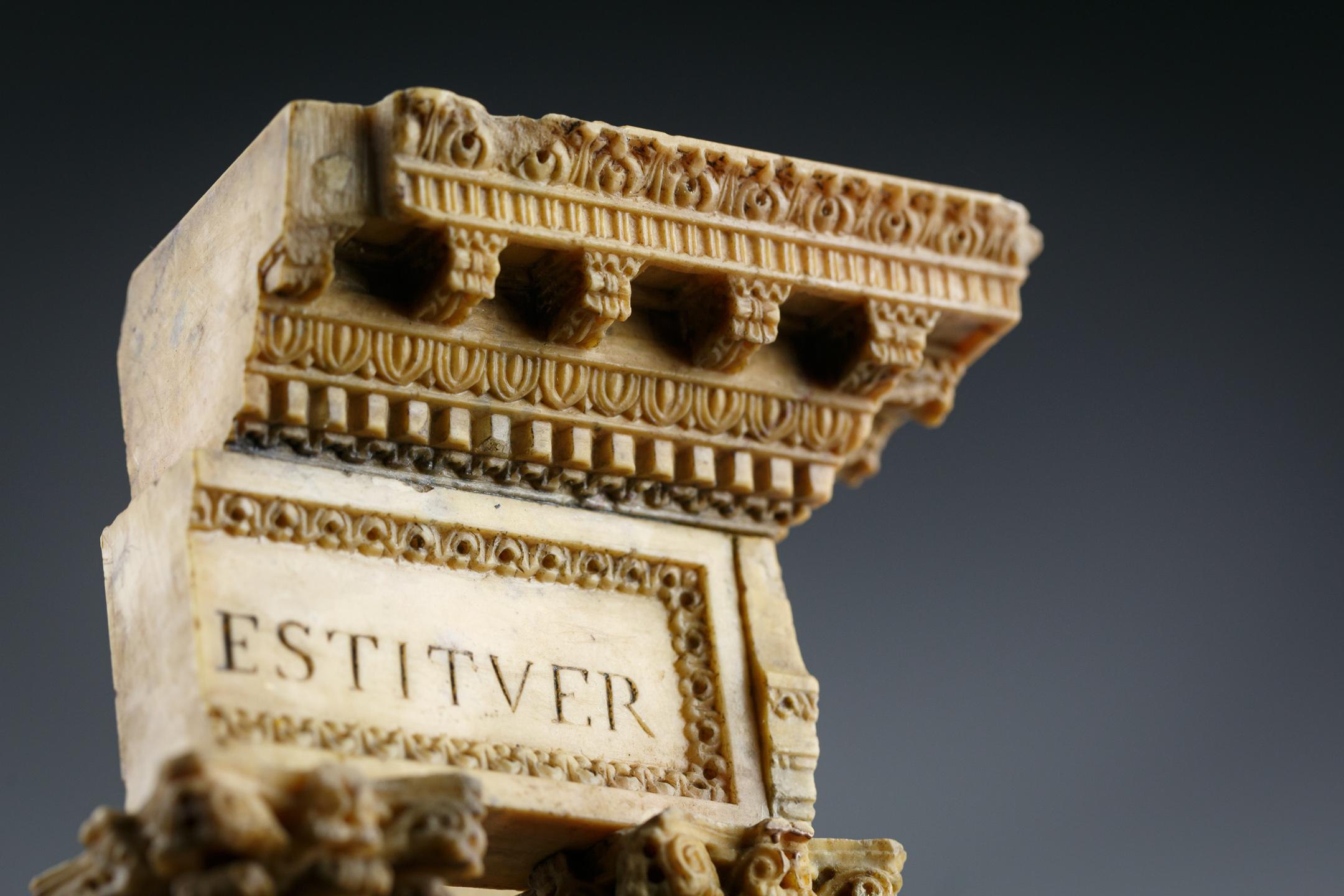 Modèle de tour du temple de Vépasian en marbre antique de Giallo en vente 5
