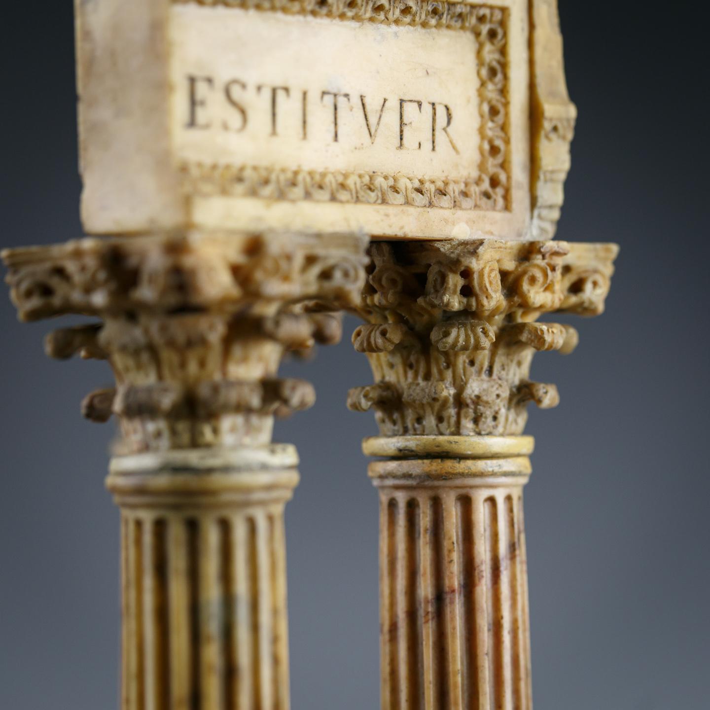 Modèle de tour du temple de Vépasian en marbre antique de Giallo en vente 7