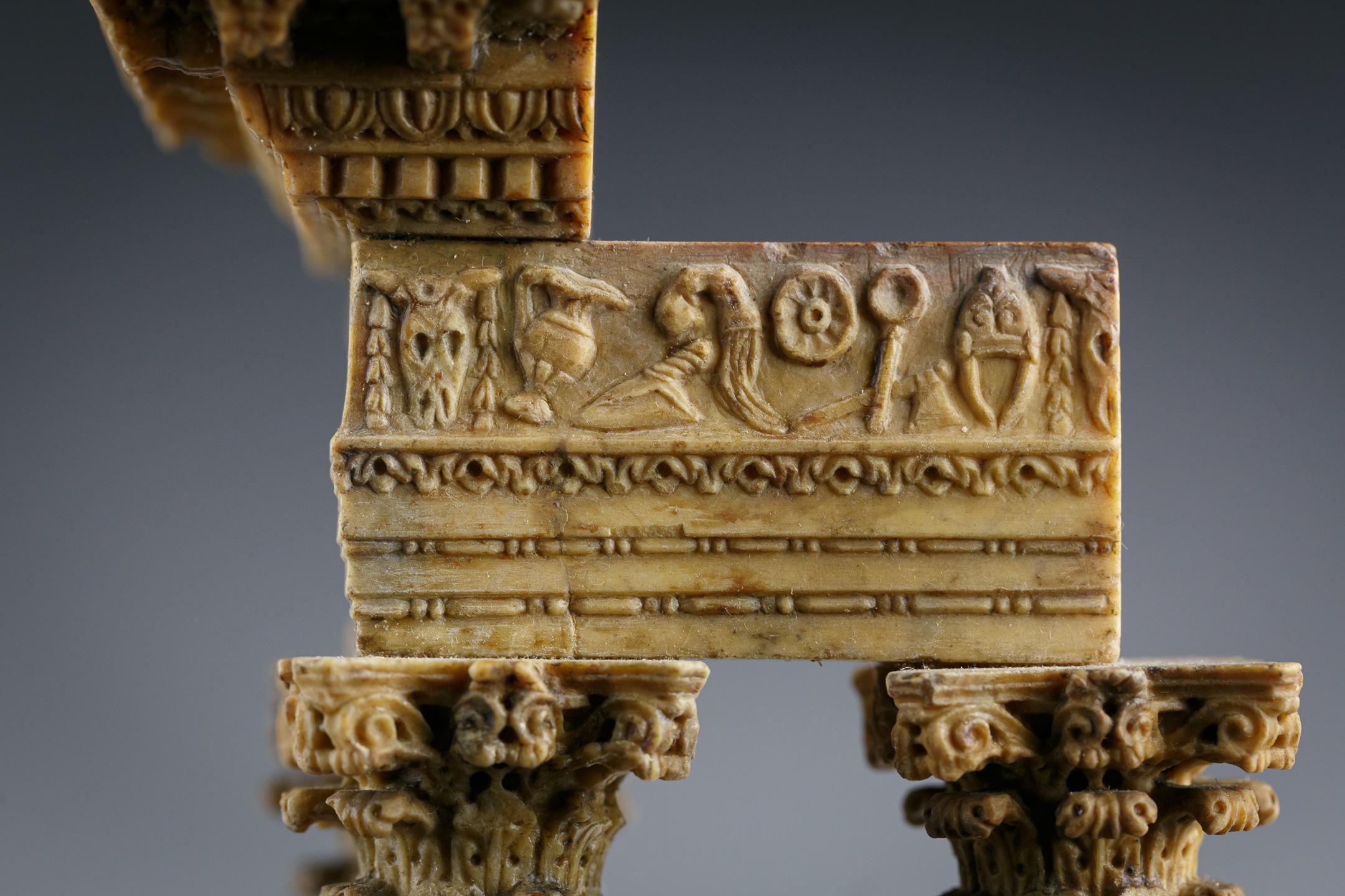 Modèle de tour du temple de Vépasian en marbre antique de Giallo en vente 8