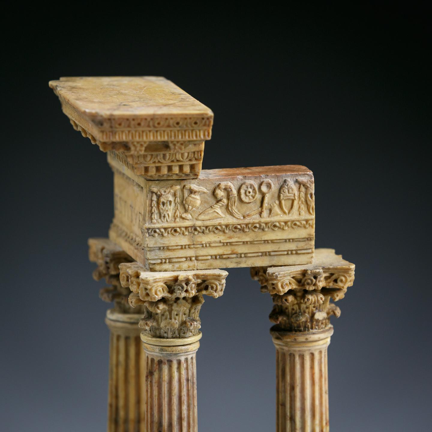 Marbre Modèle de tour du temple de Vépasian en marbre antique de Giallo en vente