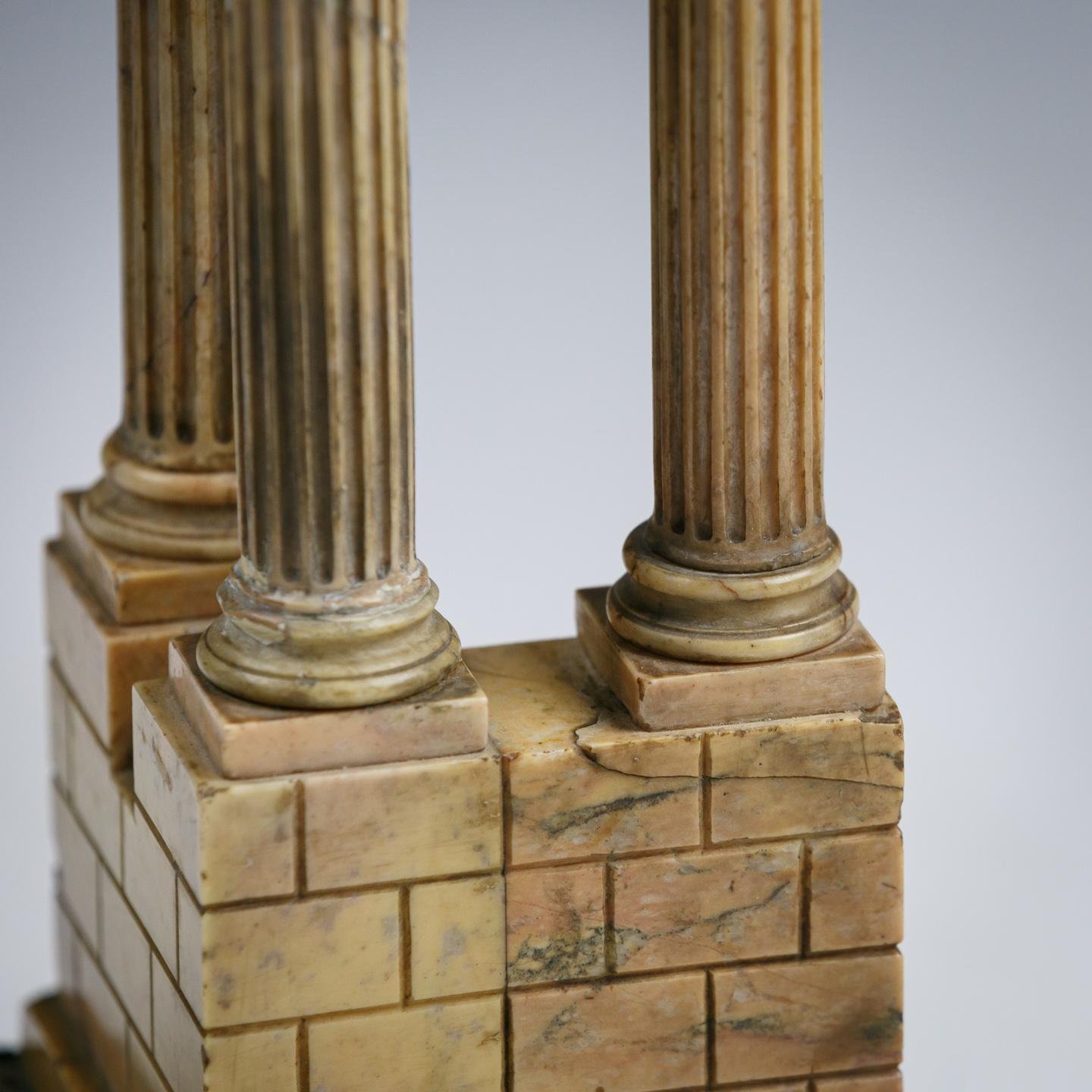 Modèle de tour du temple de Vépasian en marbre antique de Giallo en vente 1