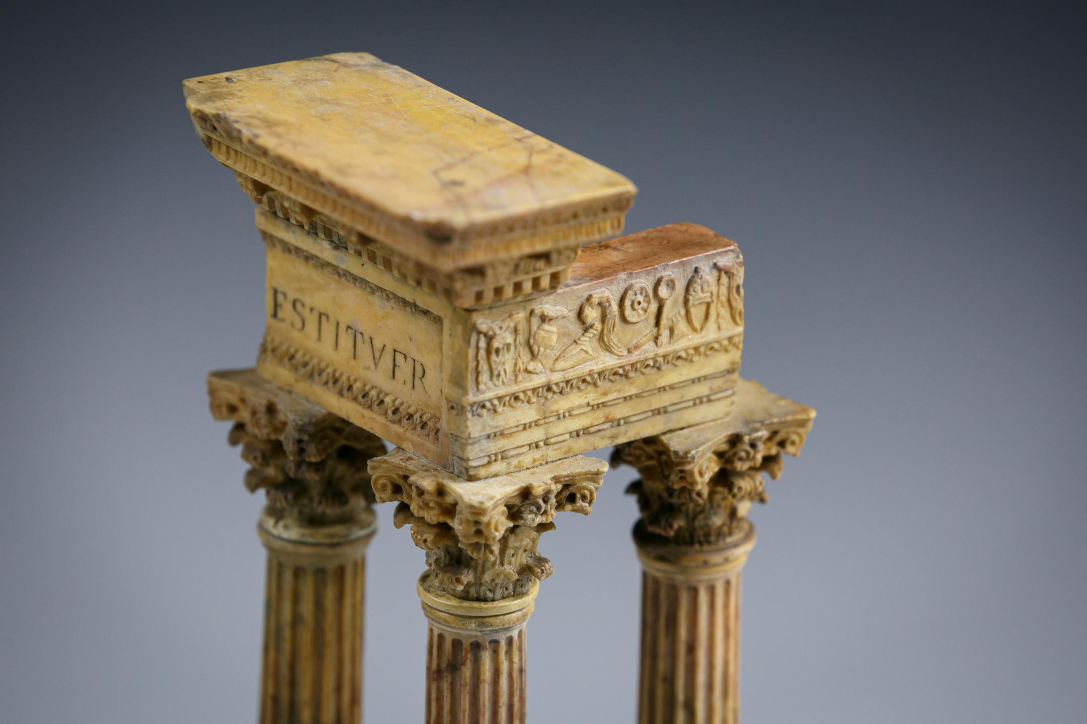 Modèle de tour du temple de Vépasian en marbre antique de Giallo en vente 2