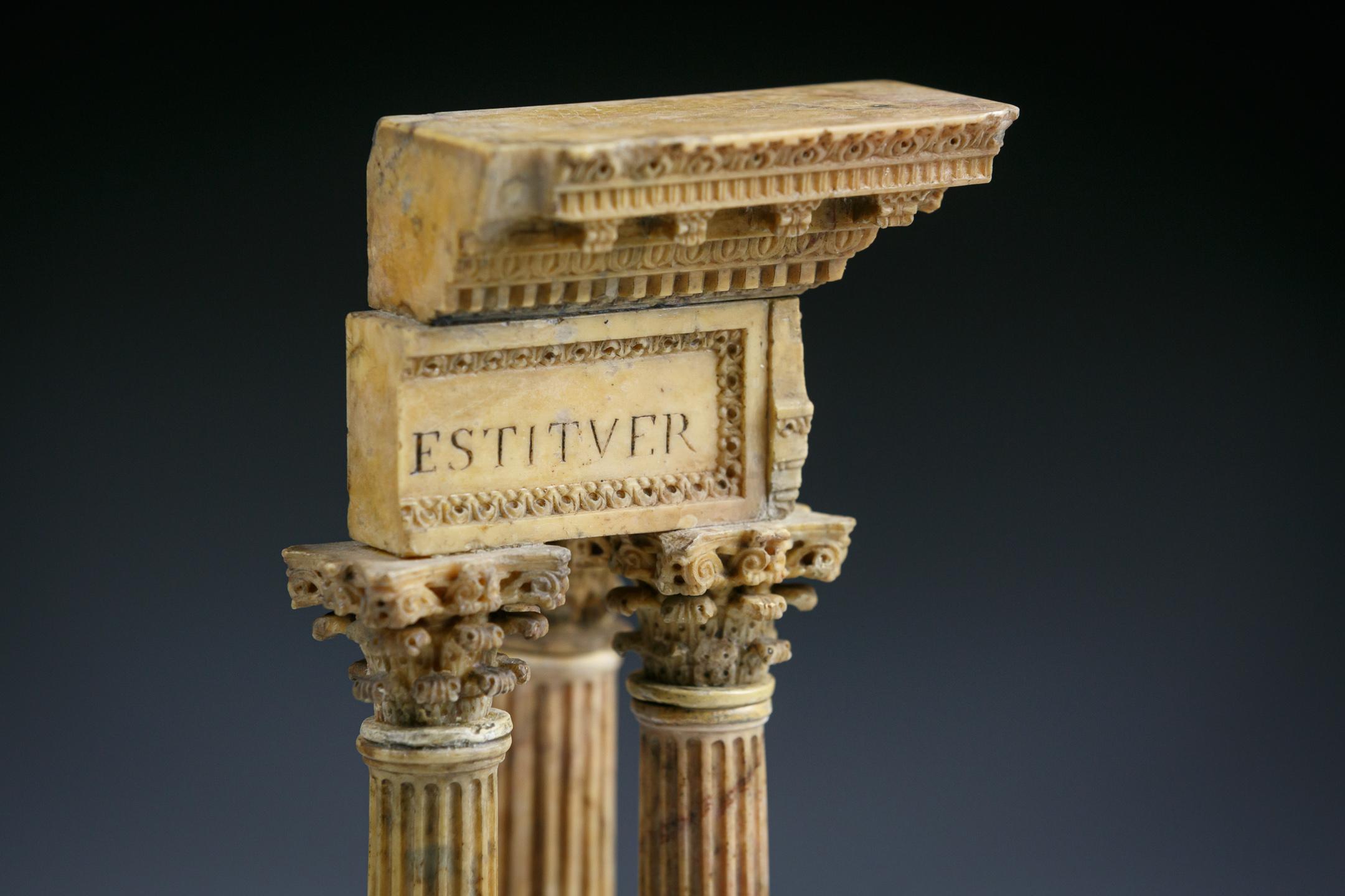 Modèle de tour du temple de Vépasian en marbre antique de Giallo en vente 3