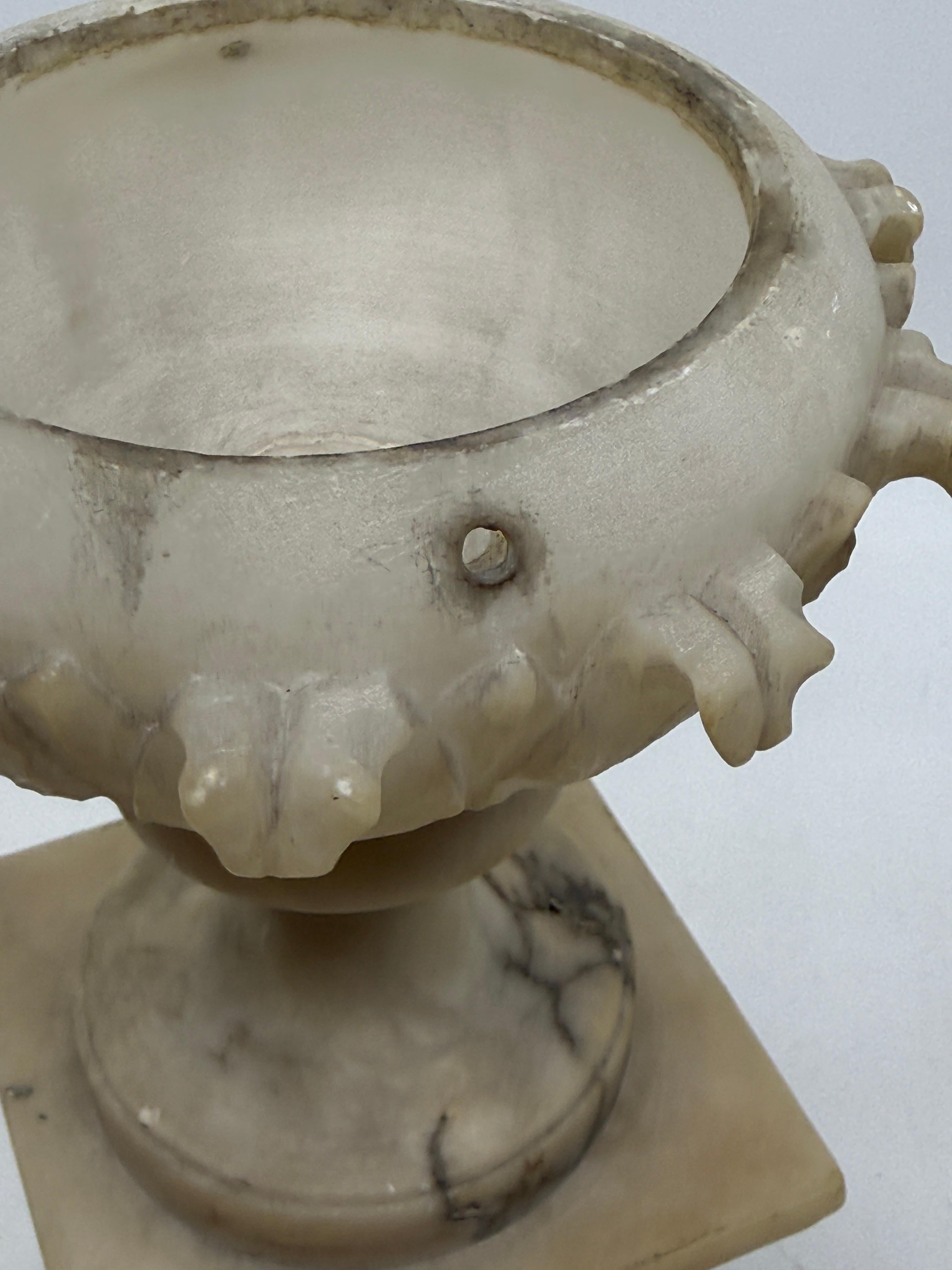 Grand Tour NeoClassical Alabaster Carved Urn in vendita 4