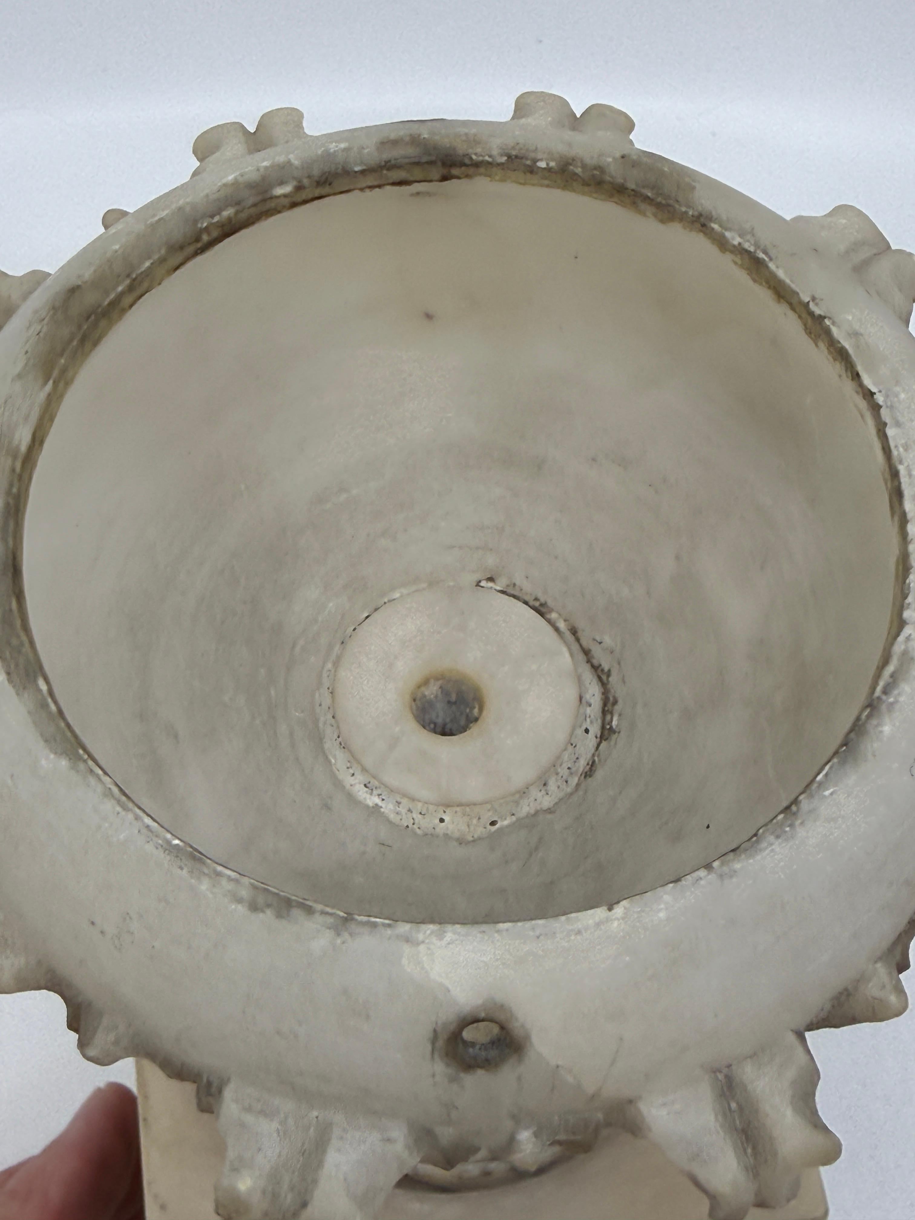 Grand Tour NeoClassical Alabaster Carved Urn in vendita 6