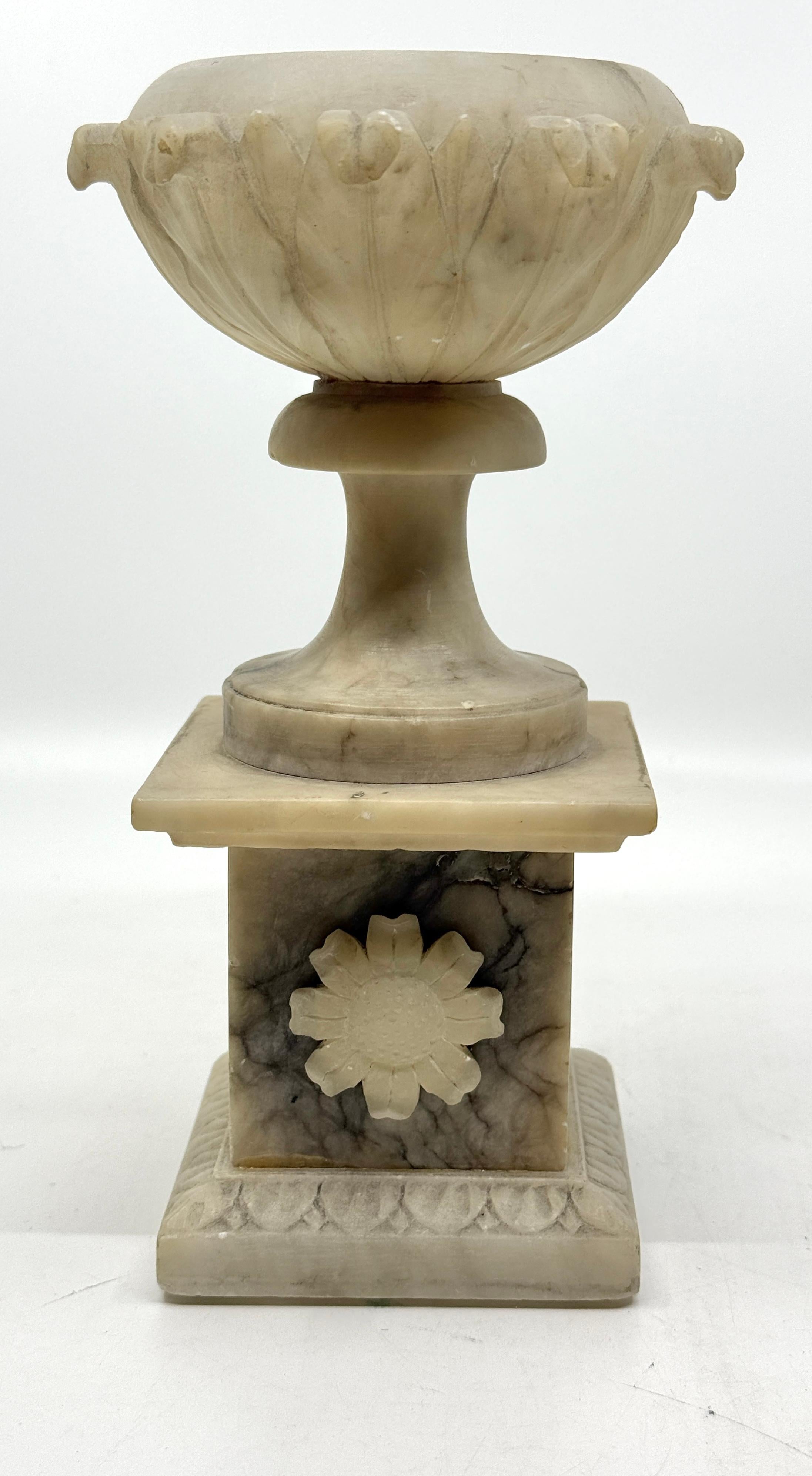 Grand Tour NeoClassical Alabaster Carved Urn in vendita 9