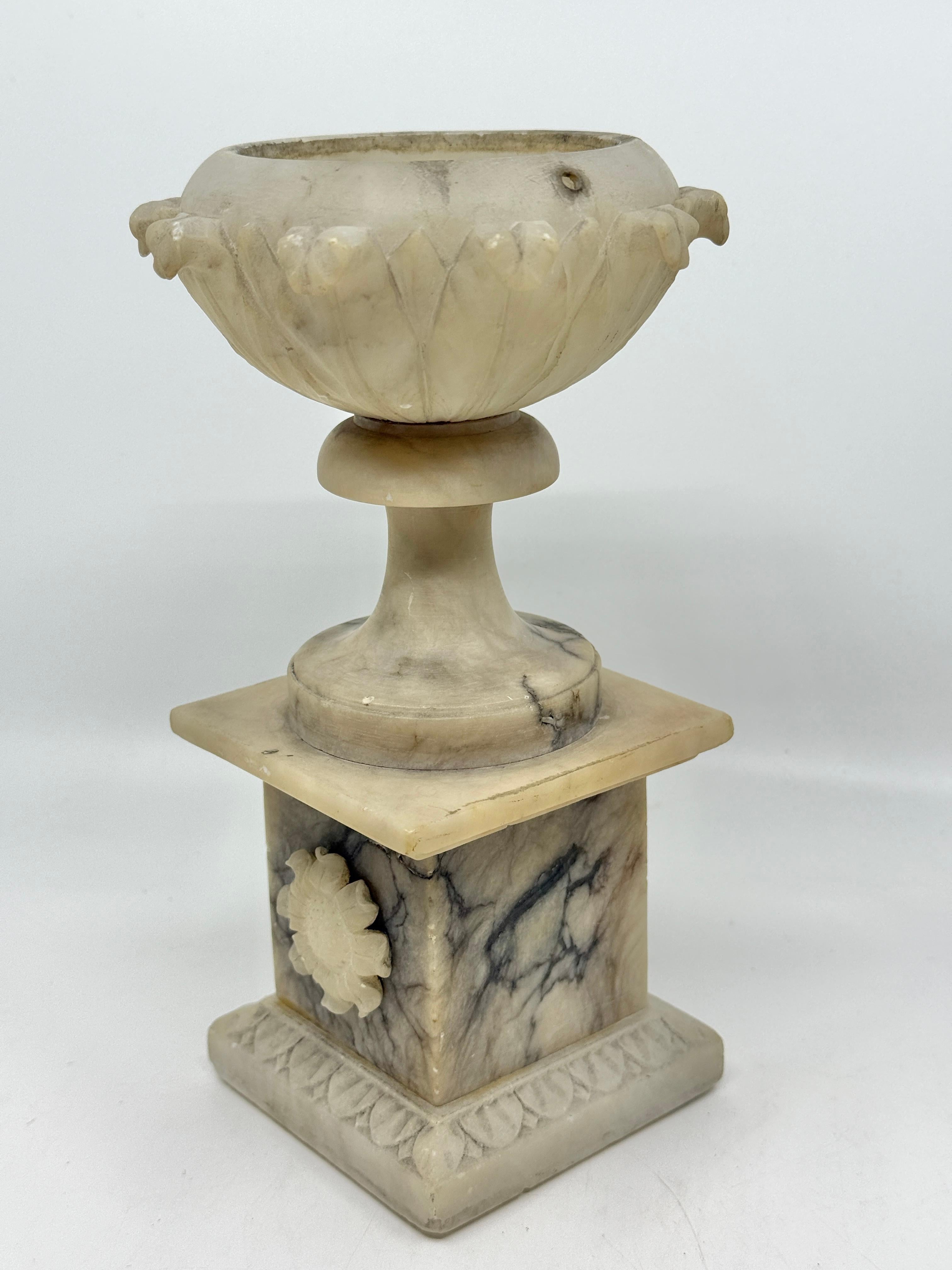 Grand Tour NeoClassical Alabaster Carved Urn in vendita 10