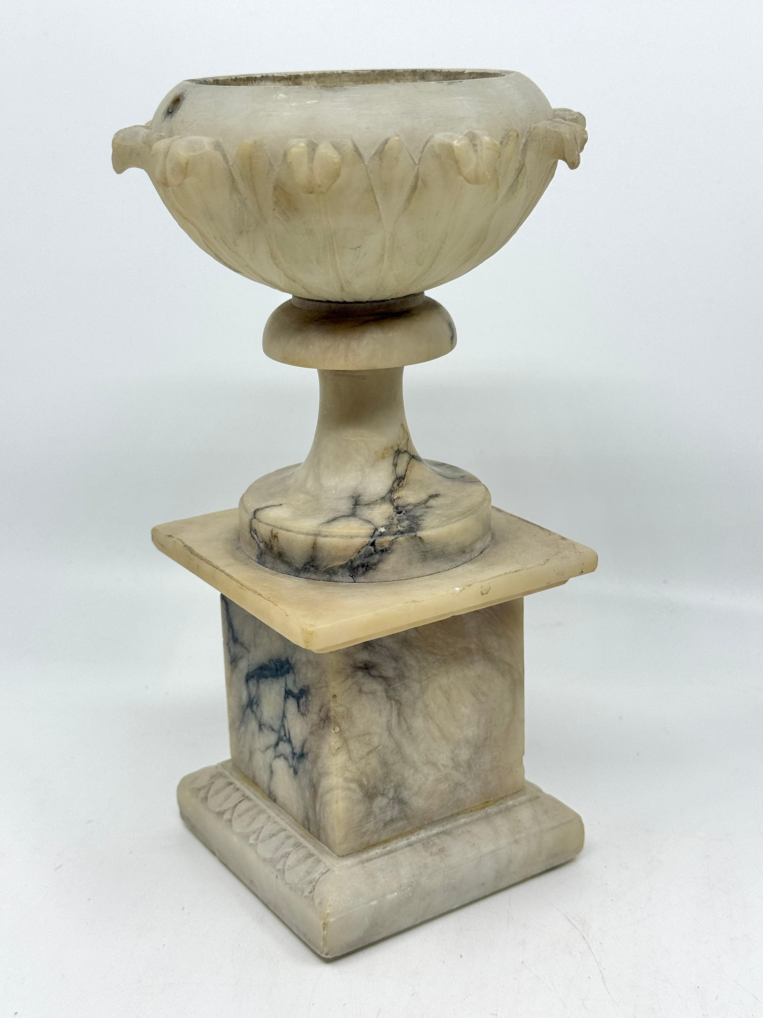 Italiano Grand Tour NeoClassical Alabaster Carved Urn in vendita