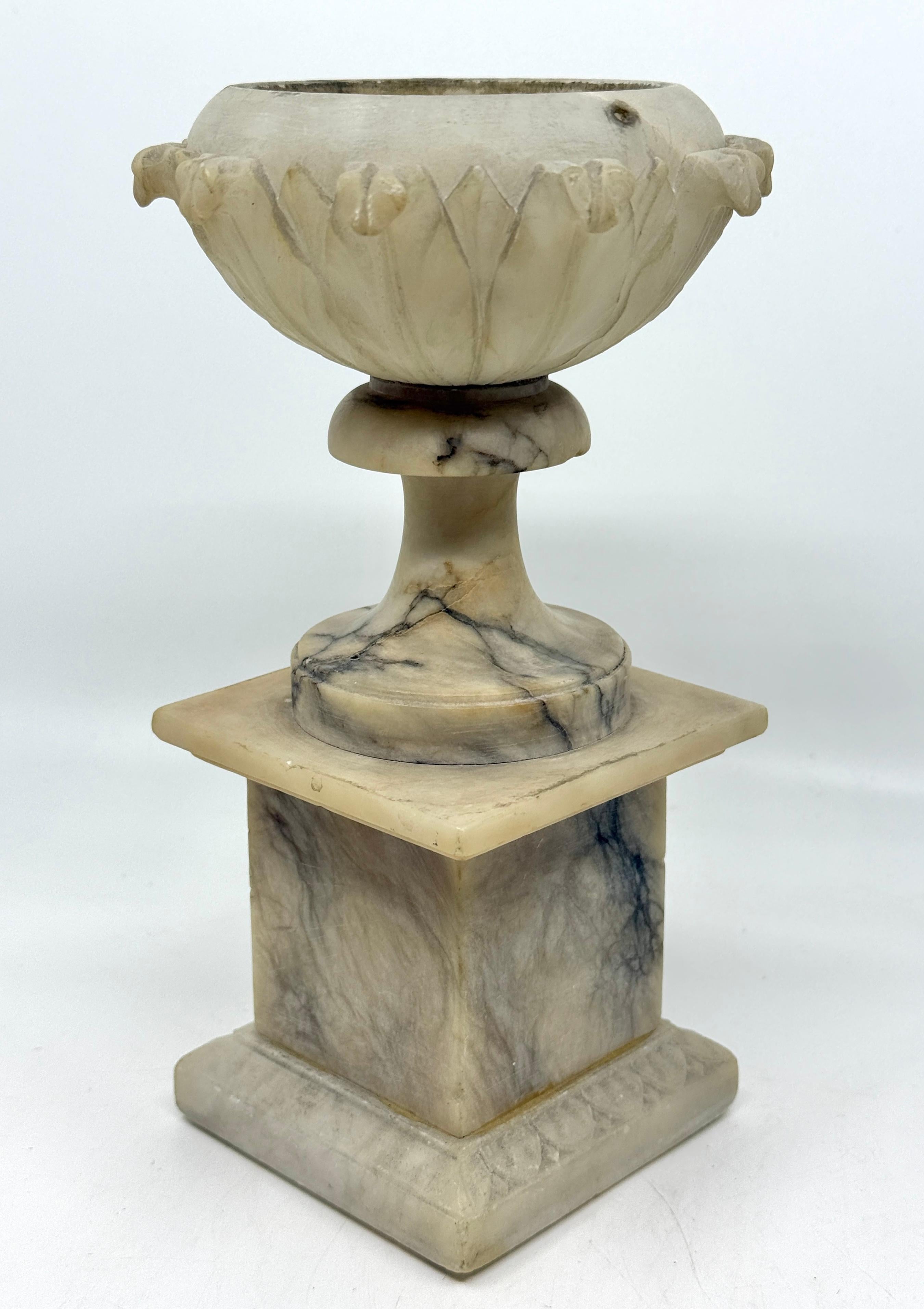 Intagliato a mano Grand Tour NeoClassical Alabaster Carved Urn in vendita