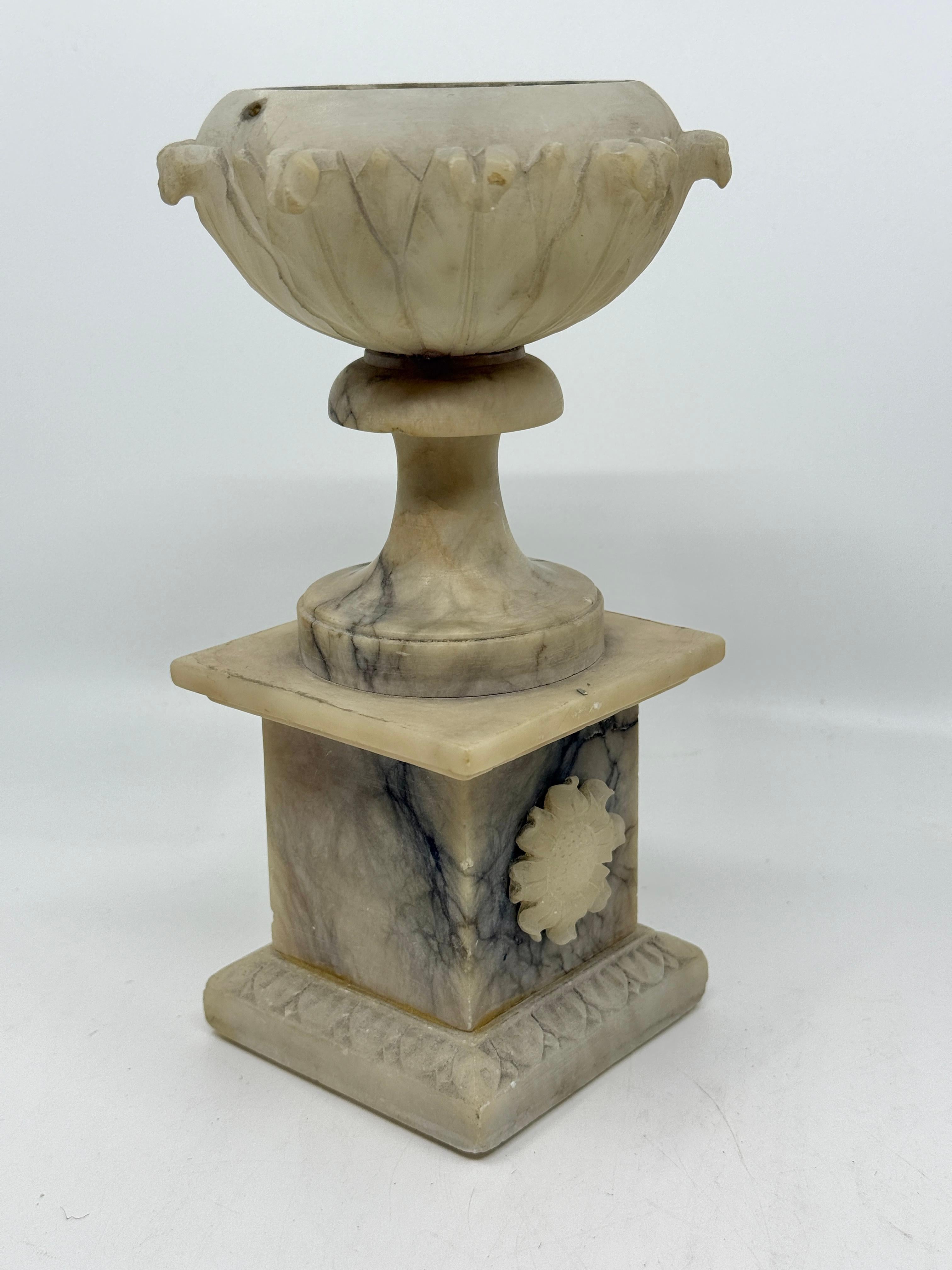 Grand Tour NeoClassical Alabaster Carved Urn In condizioni buone in vendita a Palm Springs, CA