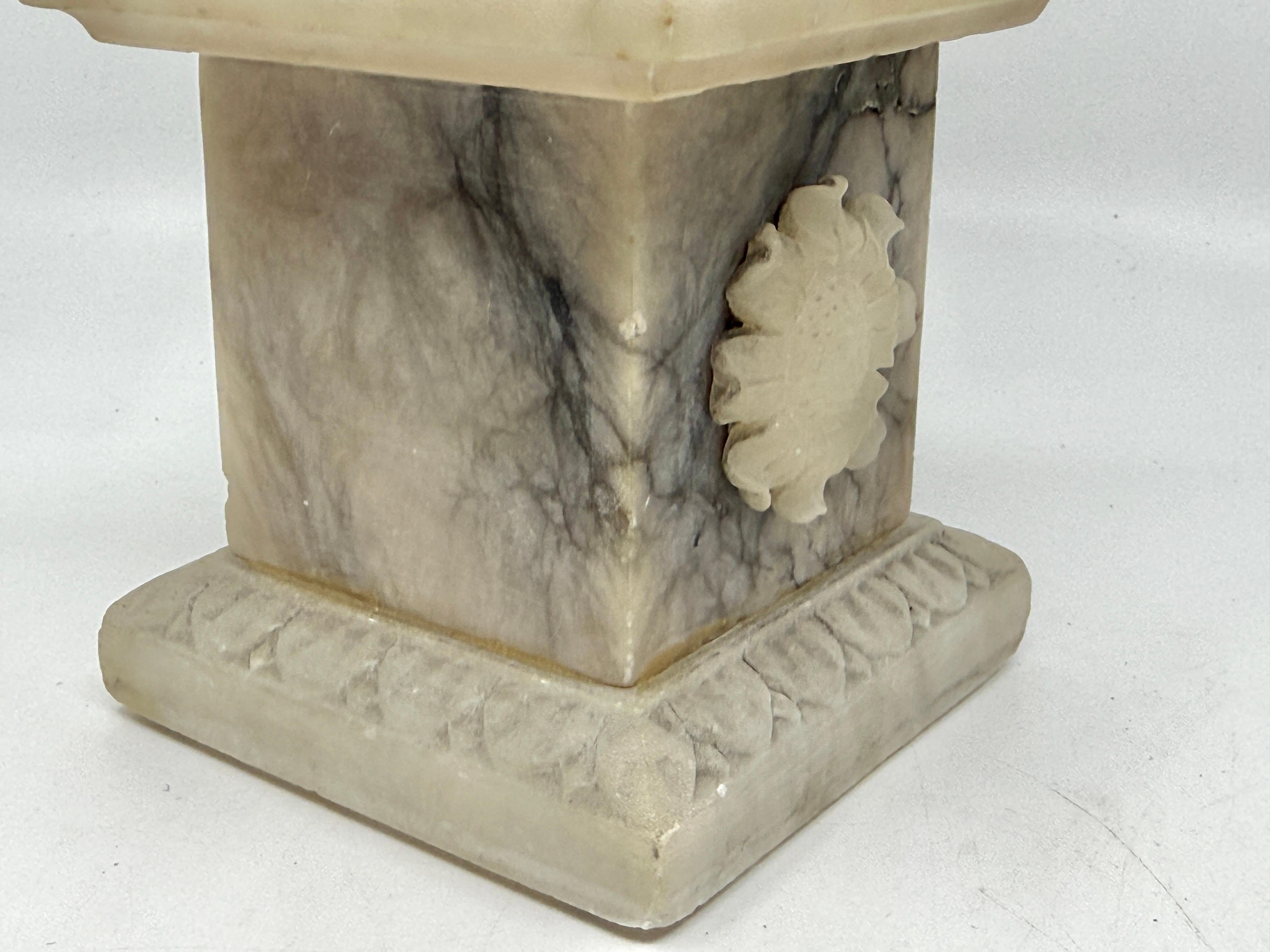 XIX secolo Grand Tour NeoClassical Alabaster Carved Urn in vendita