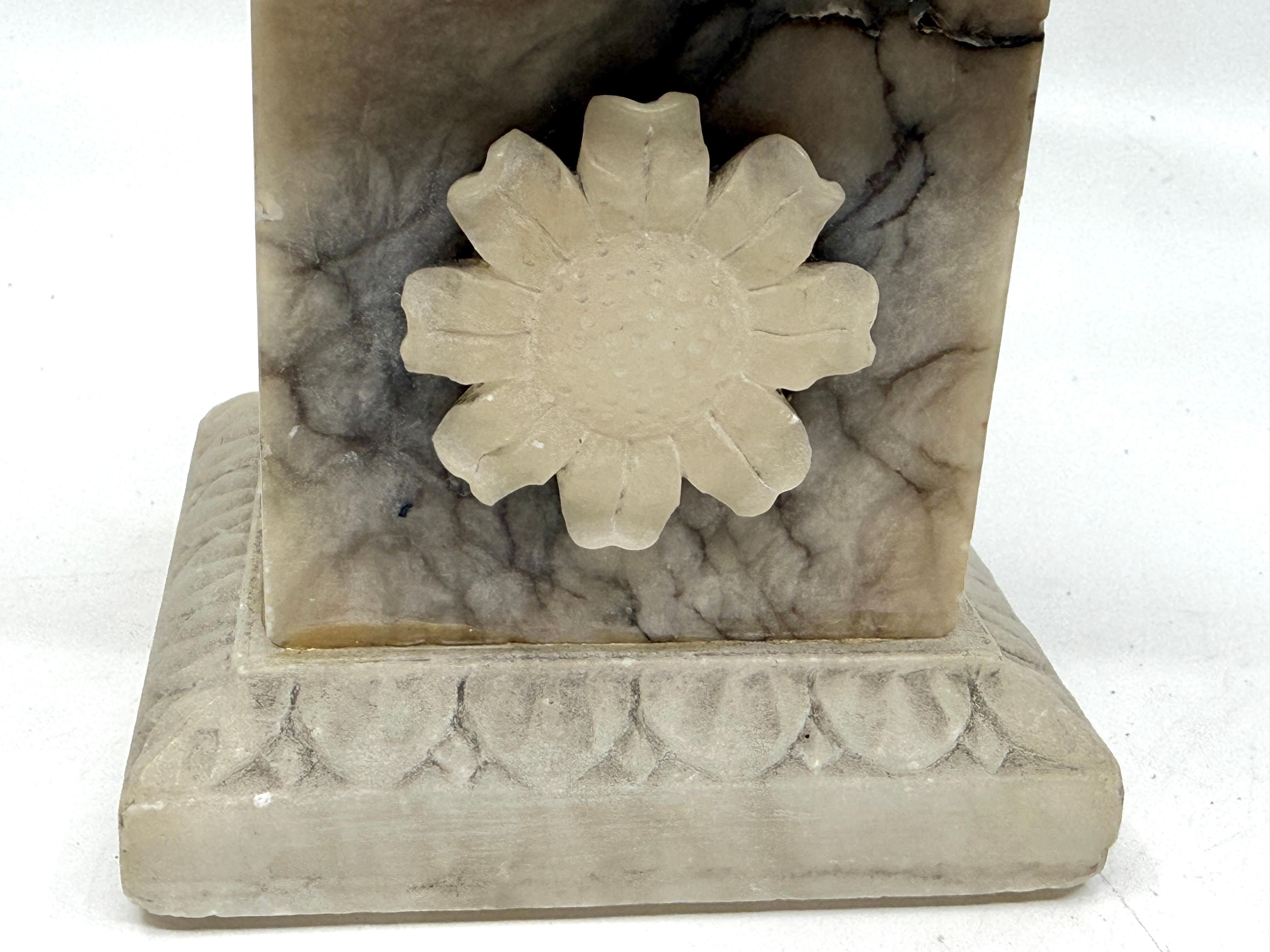 Alabastro Grand Tour NeoClassical Alabaster Carved Urn in vendita