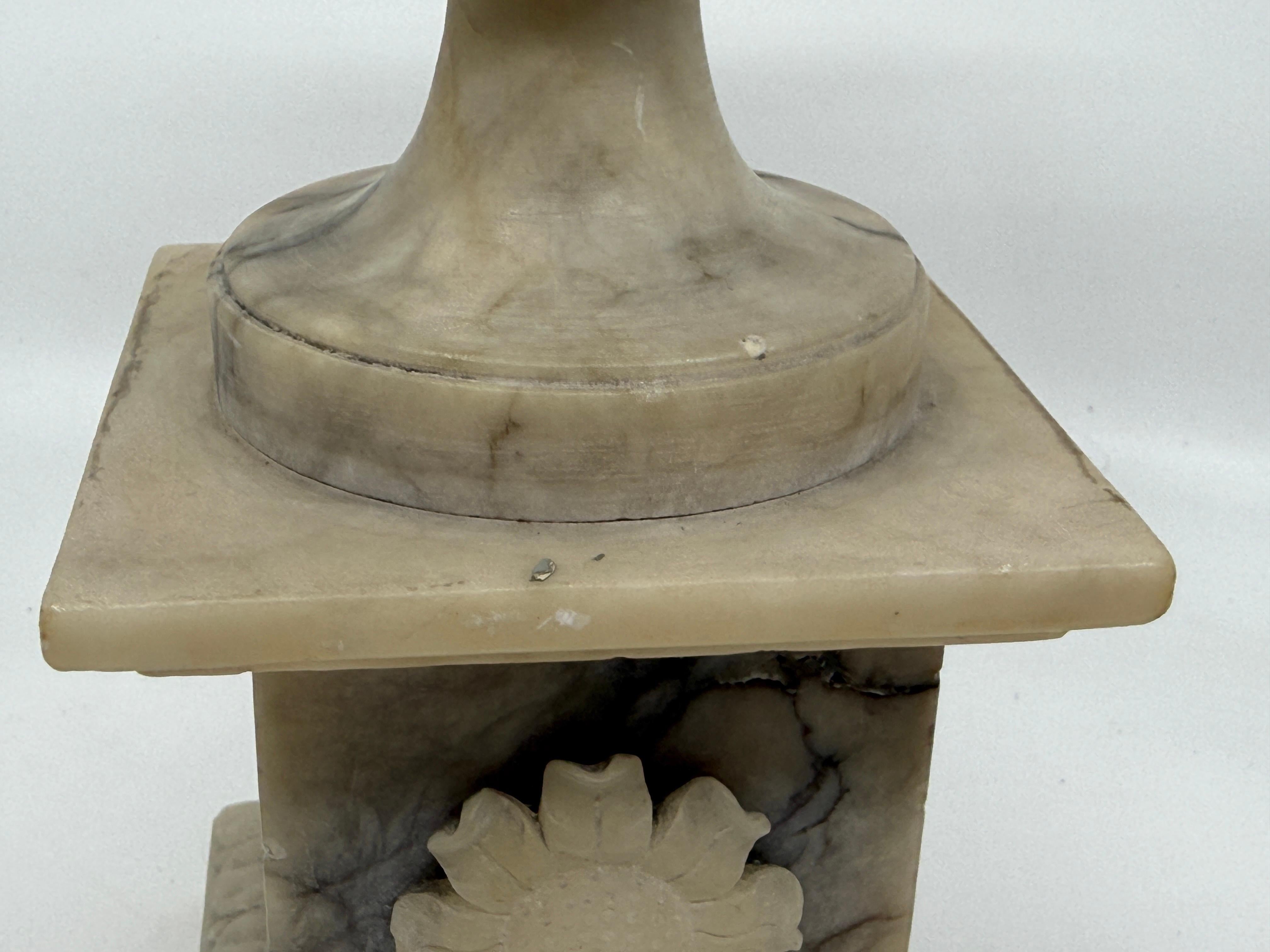 Grand Tour NeoClassical Alabaster Carved Urn in vendita 1