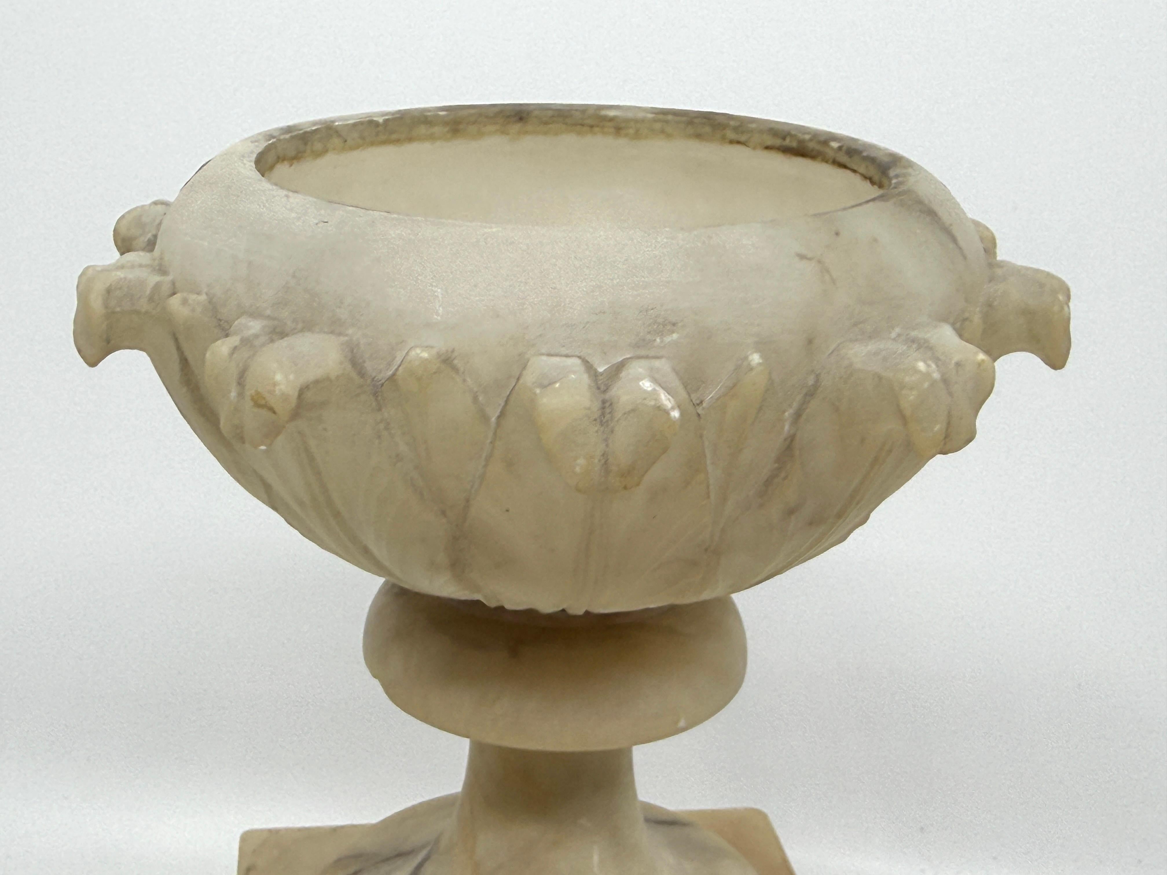 Grand Tour NeoClassical Alabaster Carved Urn in vendita 2