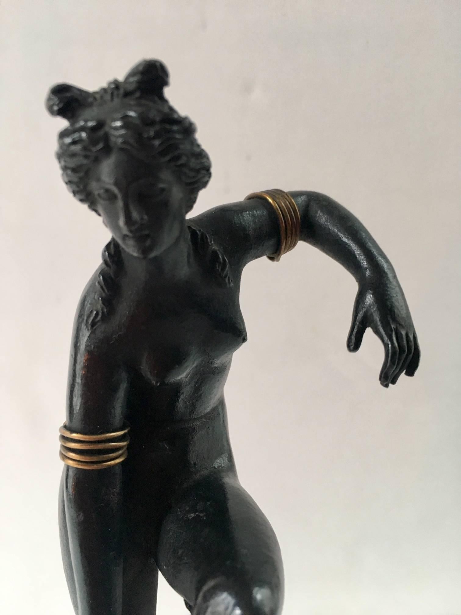 Italian Grand Tour Neoclassical Bronze Figure of Venus at the Bath, circa 1800 For Sale