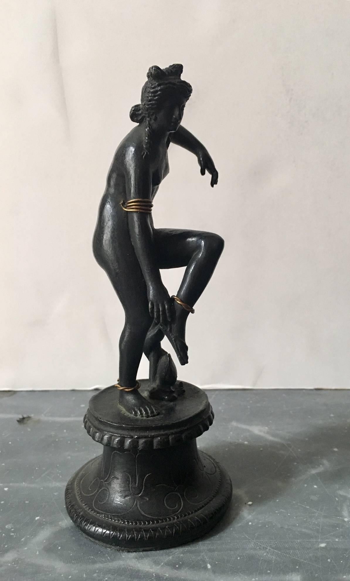 Early 19th Century Grand Tour Neoclassical Bronze Figure of Venus at the Bath, circa 1800 For Sale