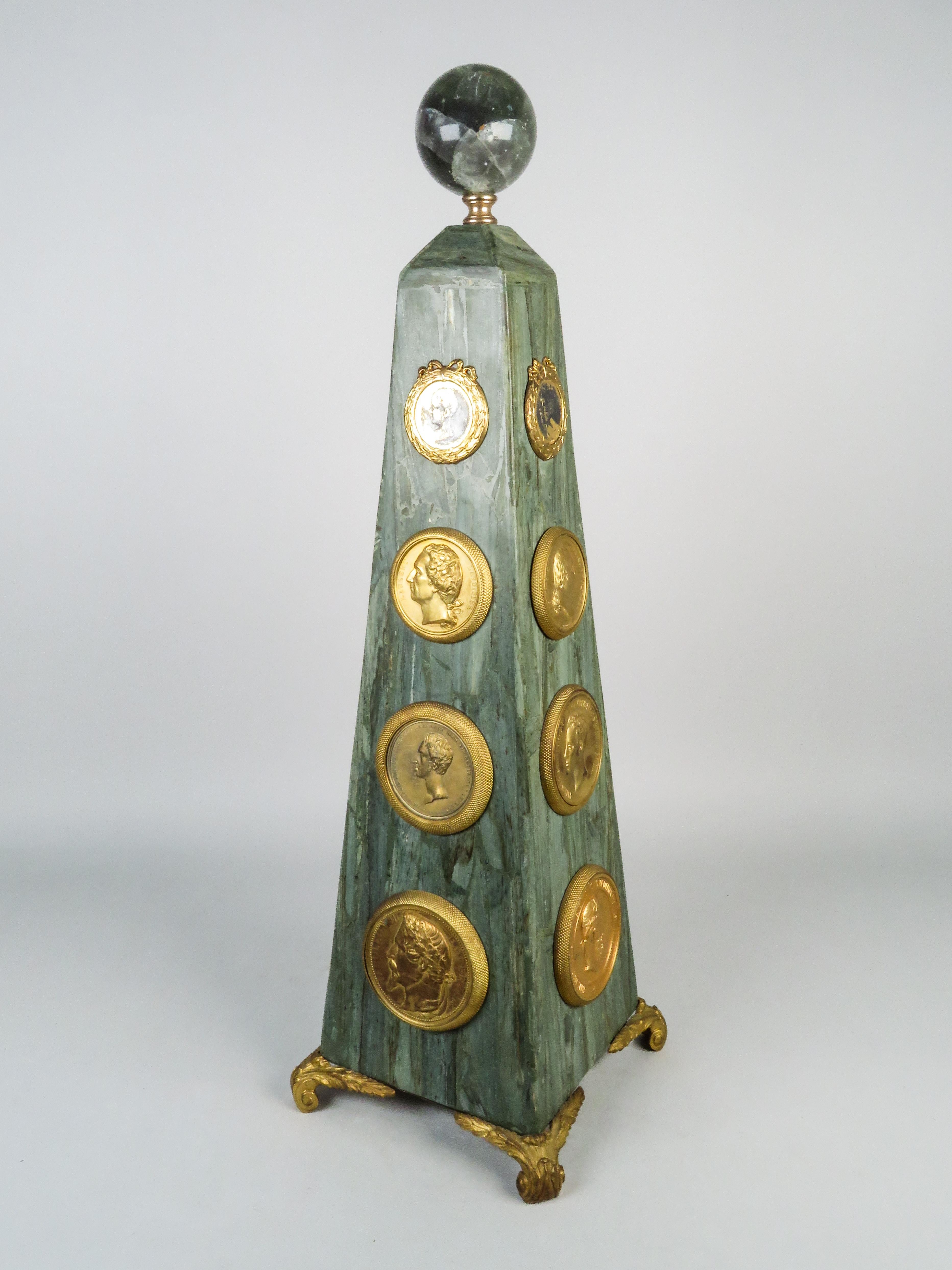 Grand Tour obelisk in marble and gilt bronze topped with a glass sphere In Good Condition For Sale In Madrid, España