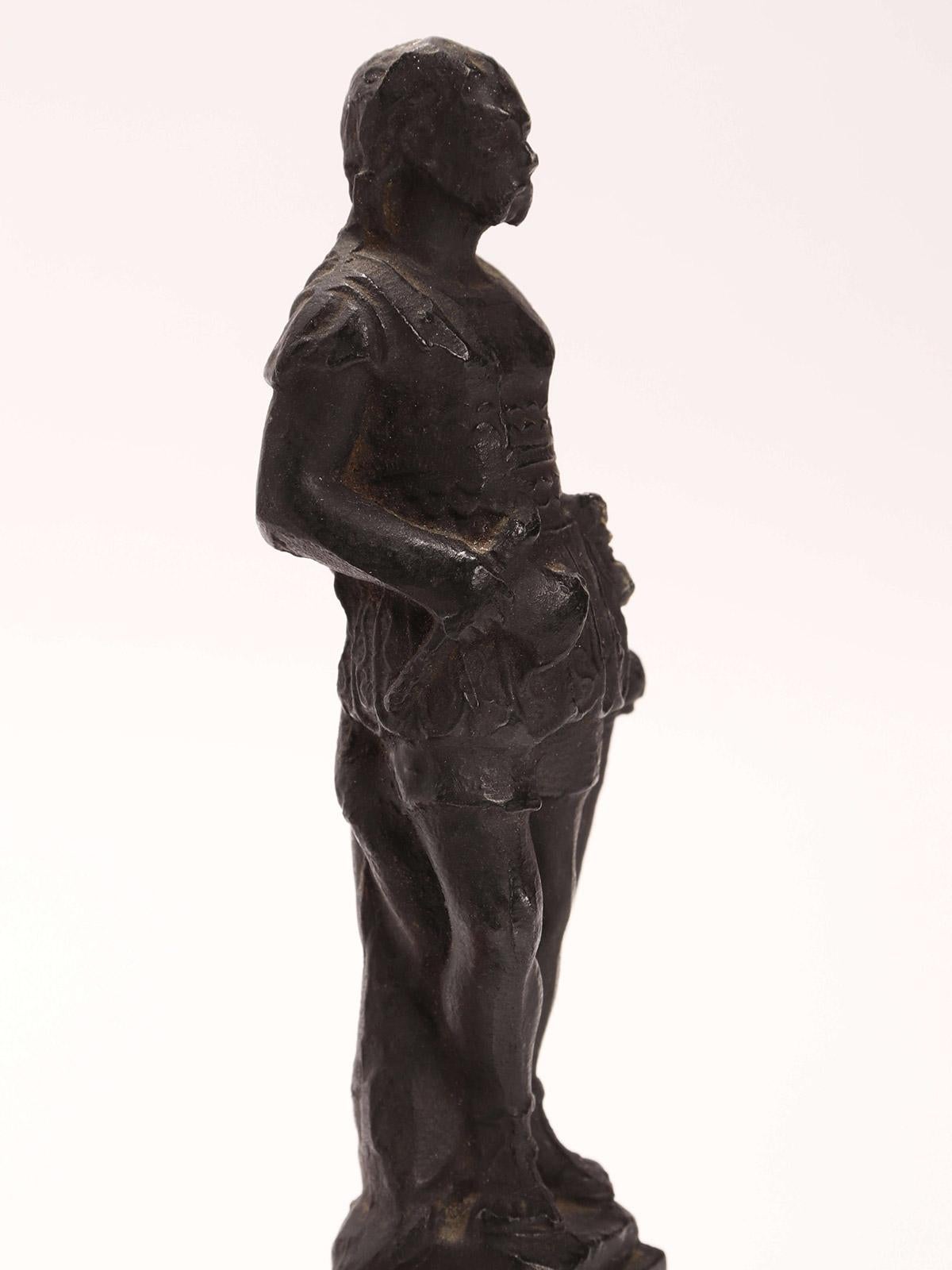 Objet Grand Tour : deux sculptures en métal sur bases en bois, Italie 1870. en vente 1