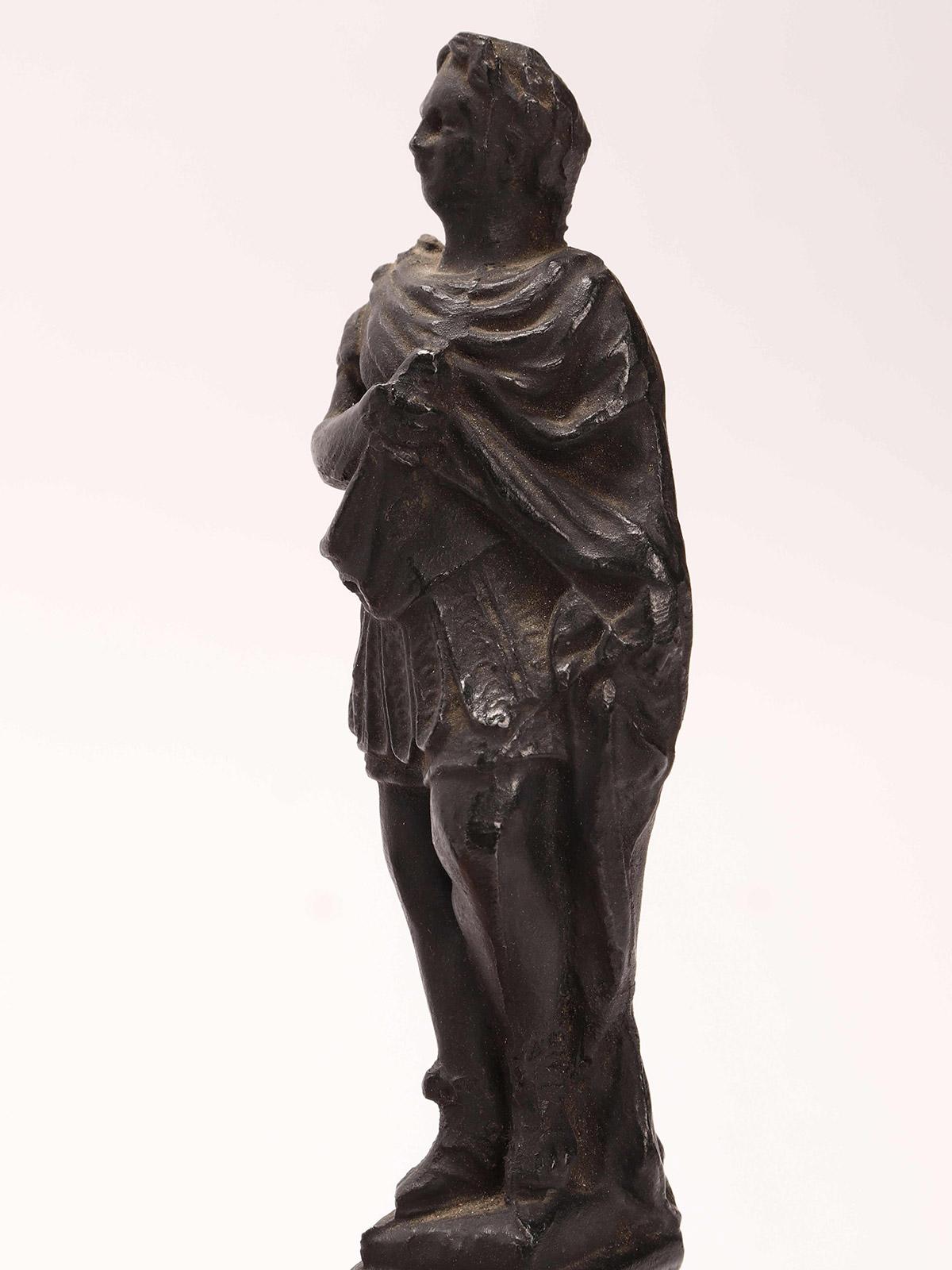 Objet Grand Tour : deux sculptures en métal sur bases en bois, Italie 1870. en vente 2
