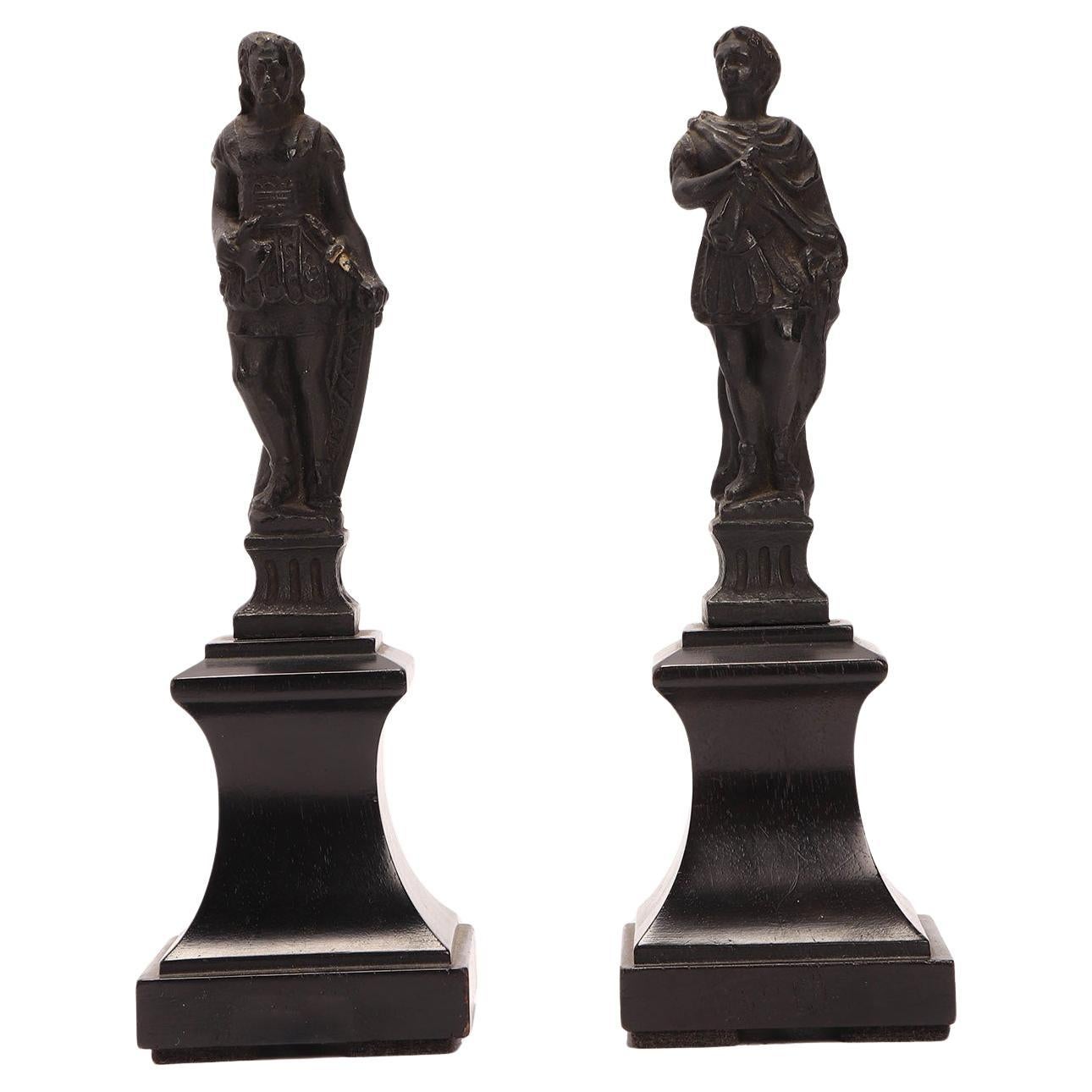 Objeto Grand Tour: pareja de esculturas de metal sobre bases de madera, Italia 1870.